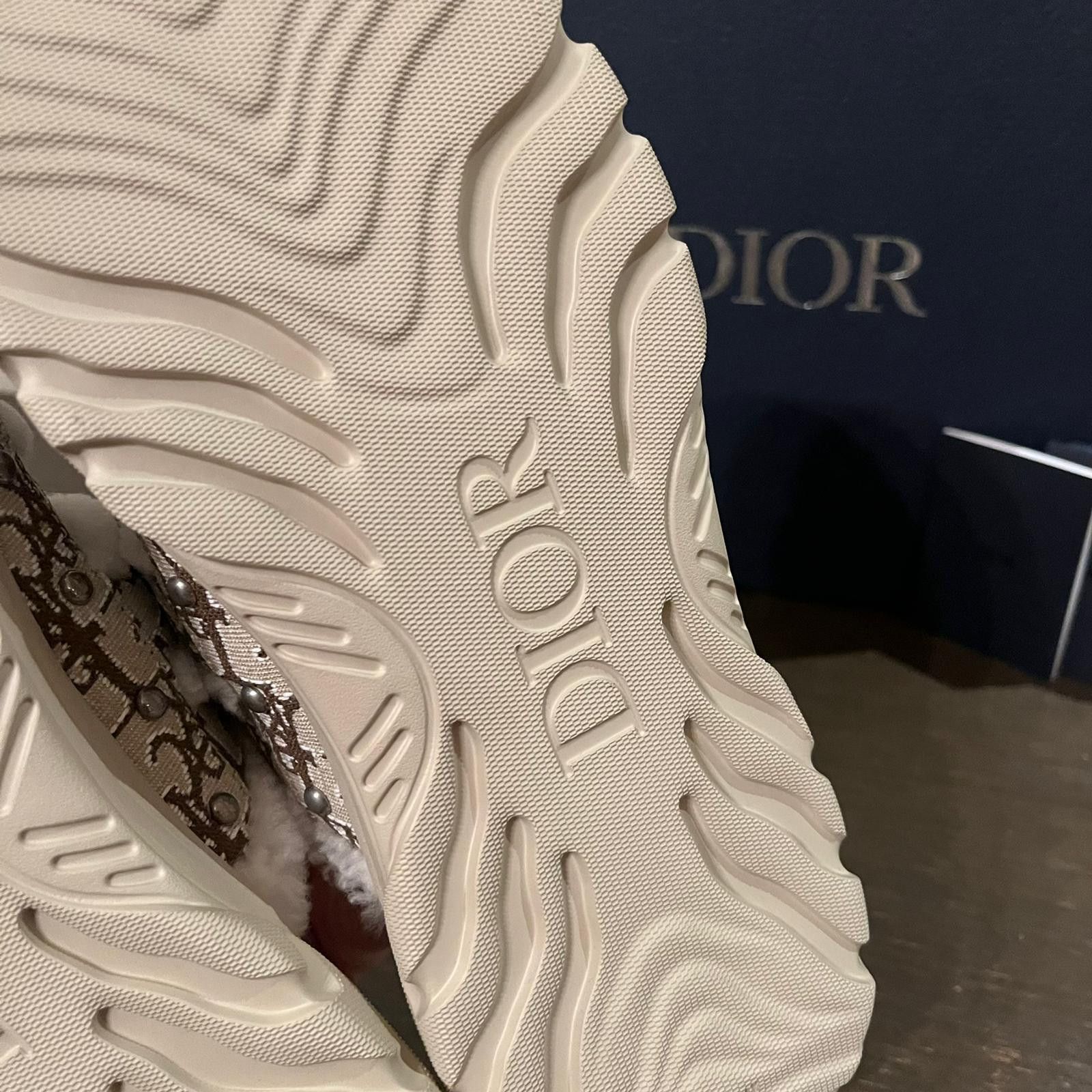 Dior × Travis Scott H-Town Sandals Shearling Embroidered in Ivory/White/Brown Size US 8 / EU 41 - 12 Thumbnail