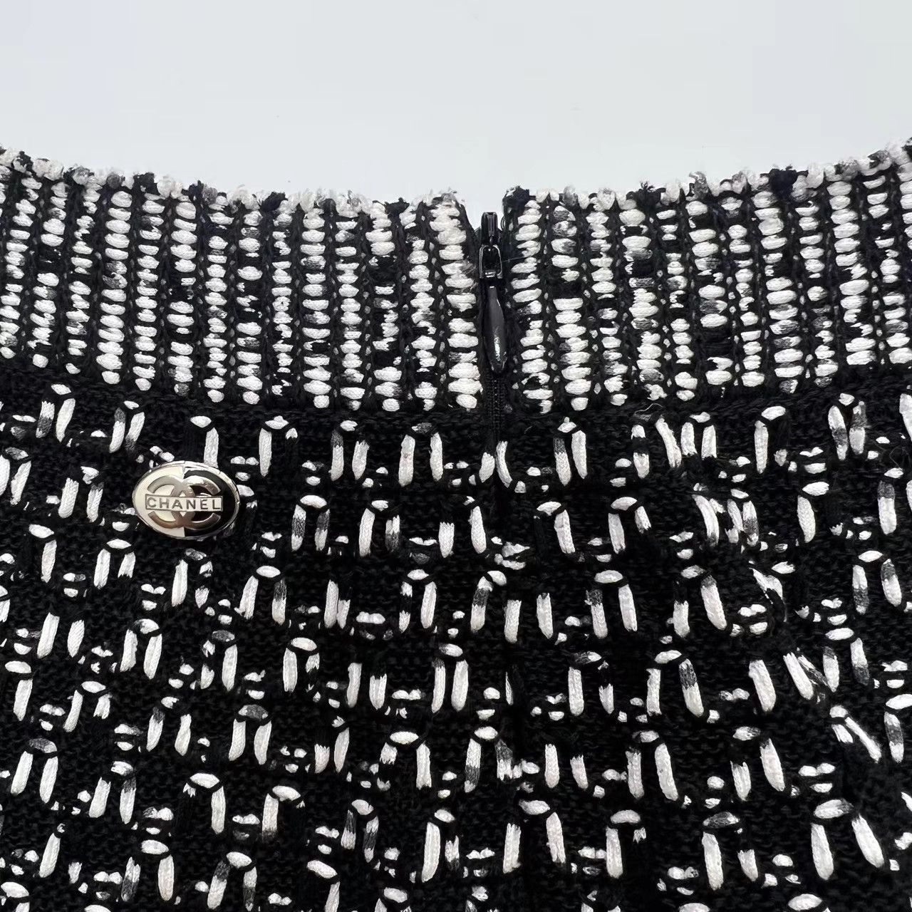 Chanel Chanel Black & White Woven CC Skirt K12 Size 25" / US 0 / IT 36 - 4 Thumbnail