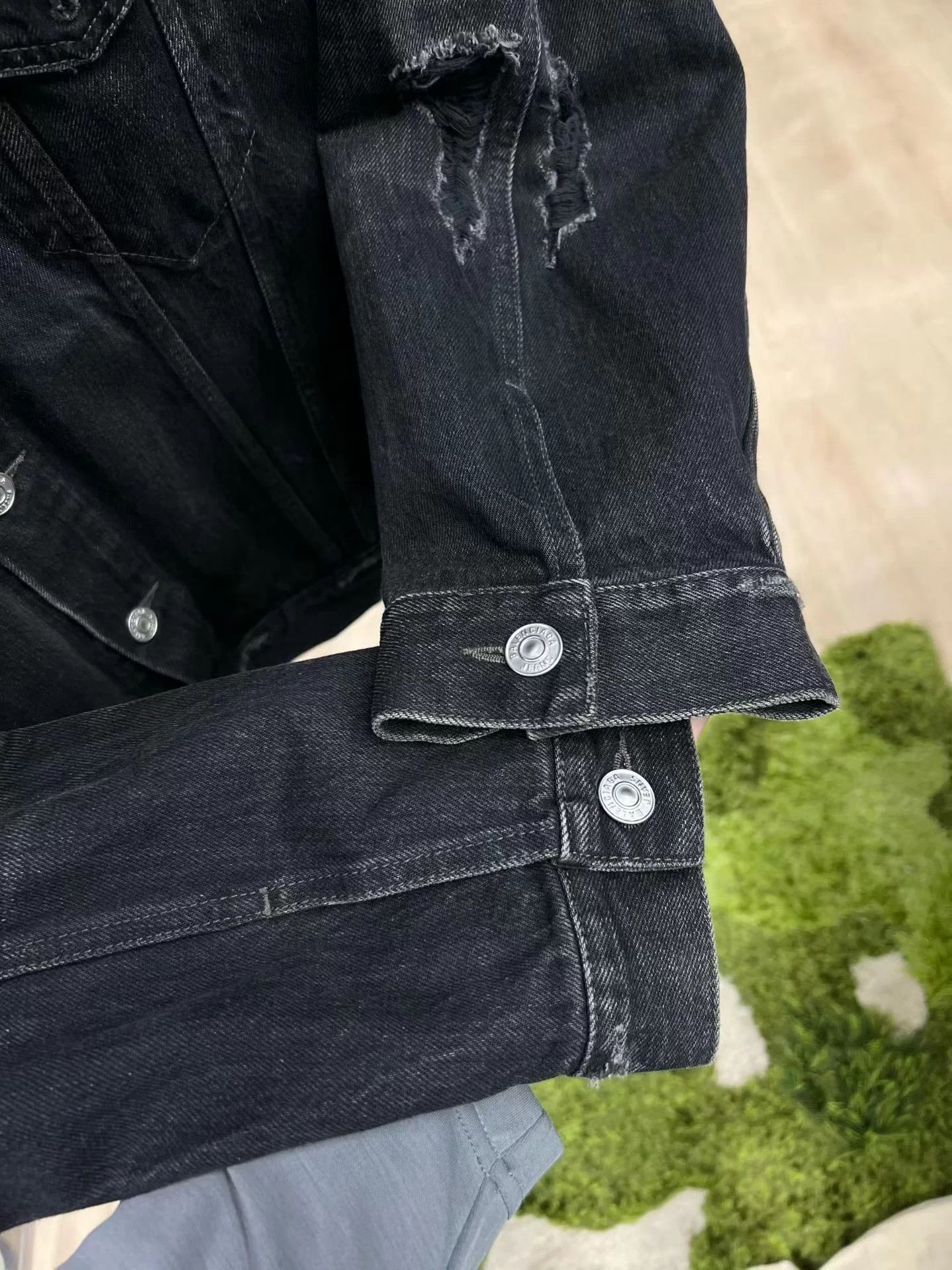 Balenciaga Balenciaga black embroidered distressed denim jacket M Size US M / EU 48-50 / 2 - 3 Thumbnail