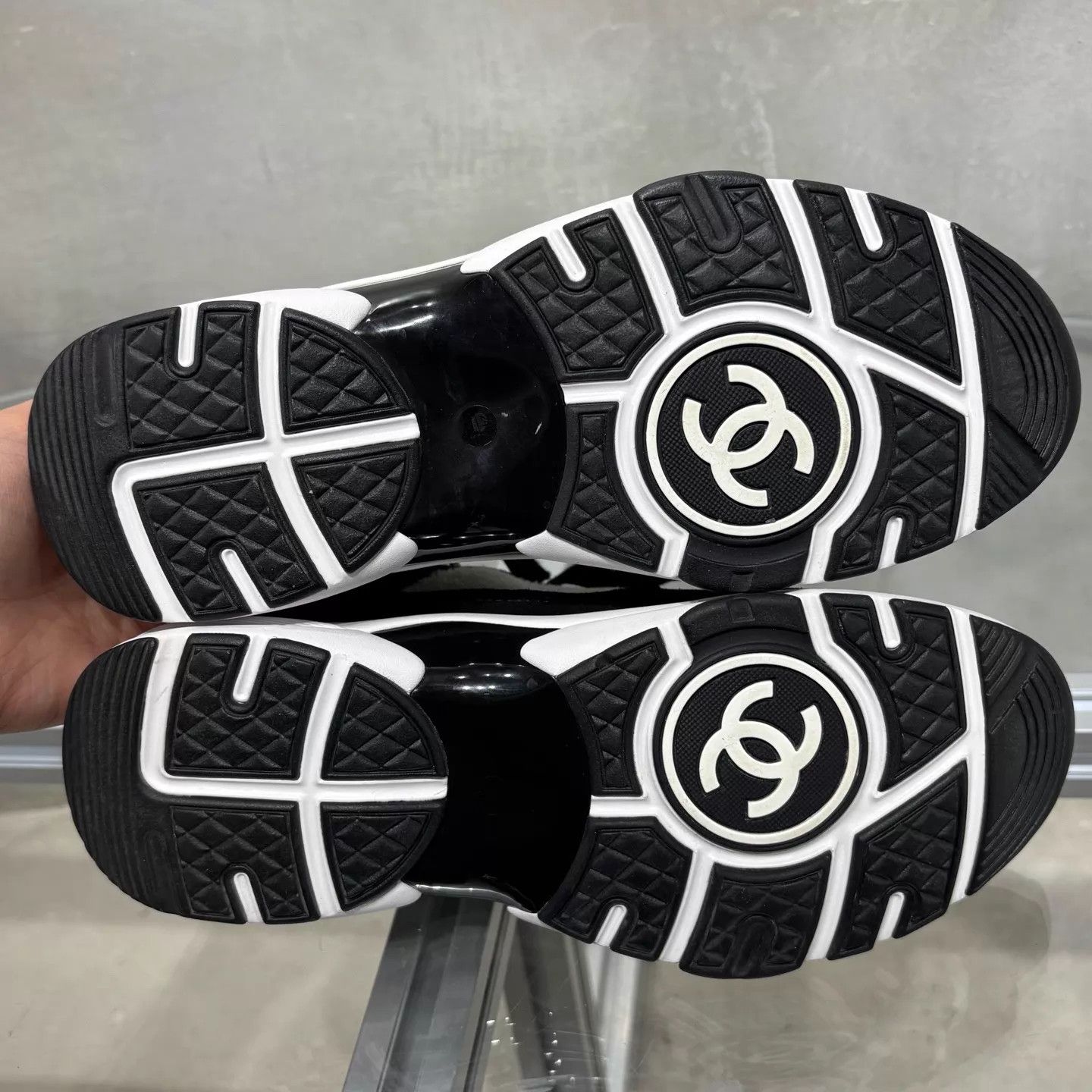 Chanel Chanel CC Black & White Casual Sneakers 38 Size US 7.5 / IT 37.5 - 7 Thumbnail