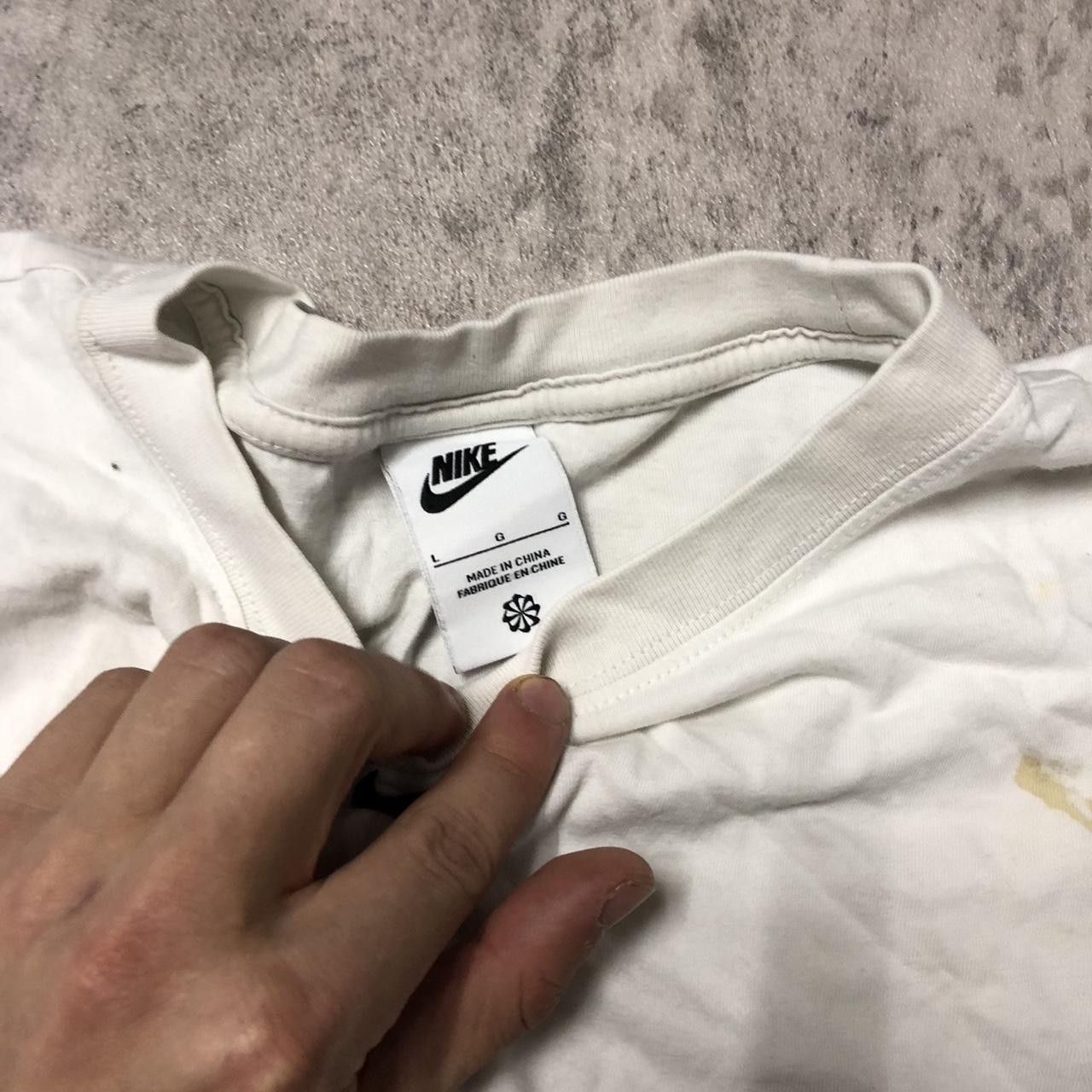 Nike White Nike Swoosh T-shirt with small stains nike Size US L / EU 52-54 / 3 - 4 Thumbnail