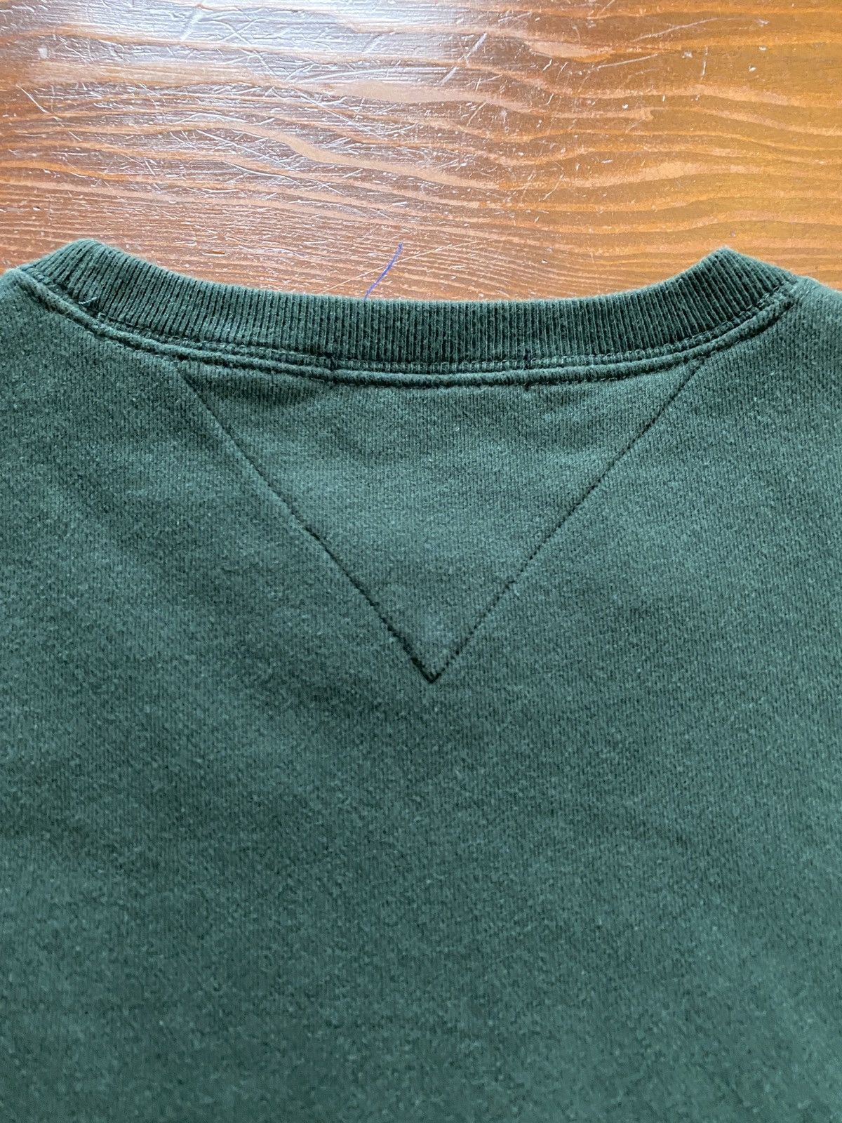 Tommy Hilfiger × Vintage Vintage ‘01 Tommy Hilfiger Crest Green Crewneck Sweatshirt Size US L / EU 52-54 / 3 - 12 Thumbnail