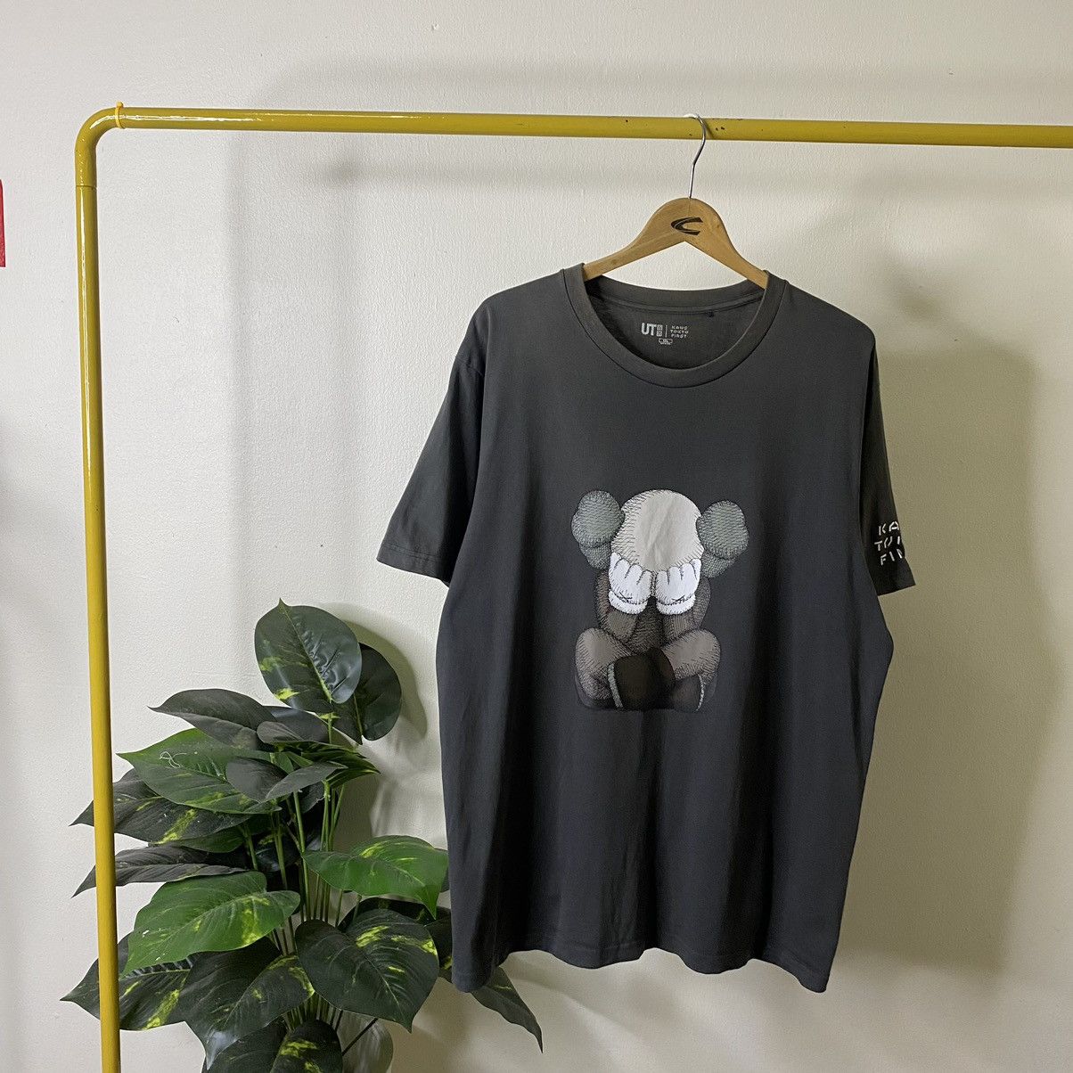 Japanese Brand × Kaws Uniqlo x Kaws Tokyo First Travis Style Tee Size US XL / EU 56 / 4 - 1 Thumbnail
