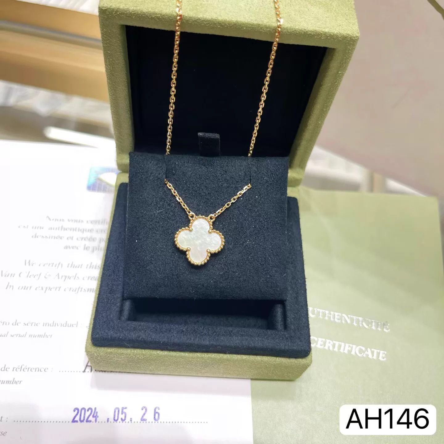 Van Cleef & Arpels VCA Alhambra White MOP Medium Necklace 24 Box Card Dust Bag Size ONE SIZE - 1 Thumbnail