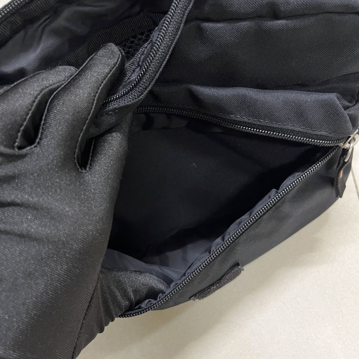 Uniqlo × Vintage Vintage Uniqlo Multi Compartment Sling Bag Size ONE SIZE - 8 Thumbnail