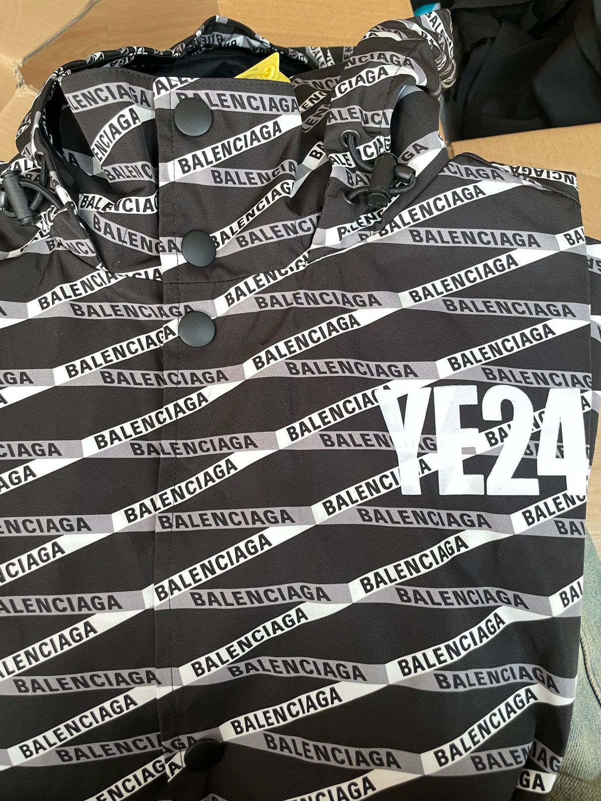 Balenciaga Balenciaga x Kanye YE24 1 of 1 Monogram Printed Coat Size US L / EU 52-54 / 3 - 5 Thumbnail