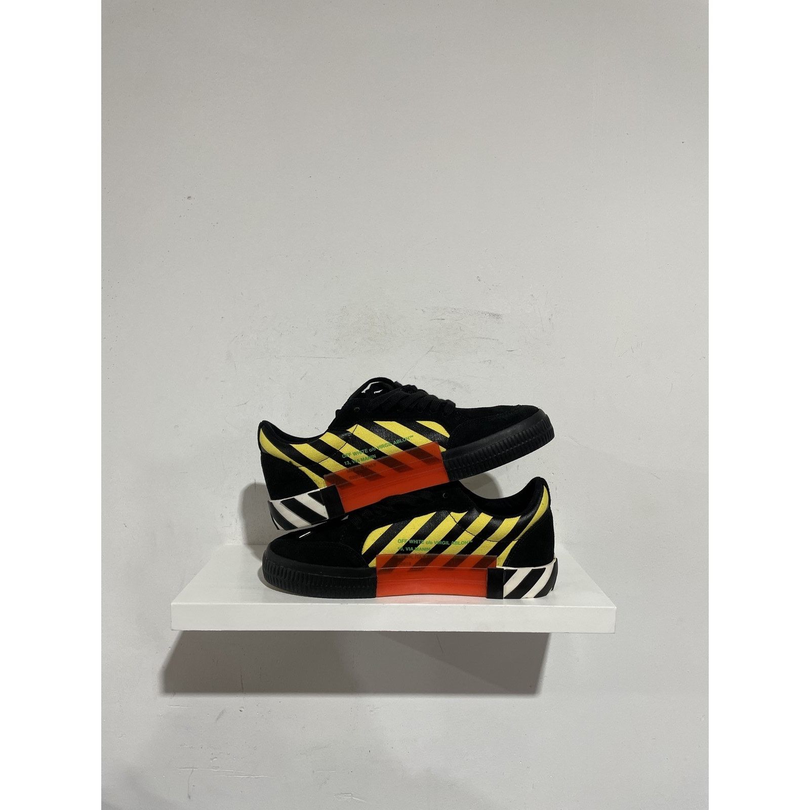 Off-White OFF WHITE BLACK VULC LOW SIZE 42 (9 US) PREOWNED Size US 9 / EU 42 - 2 Thumbnail