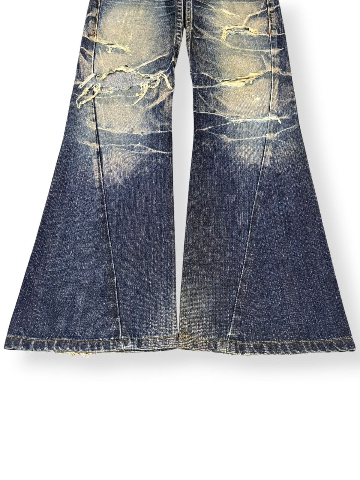 Tornado Mart Vintage Tornado Mart Mud Wash Spiral Flare Distressed Jeans Size US 31 - 6 Thumbnail