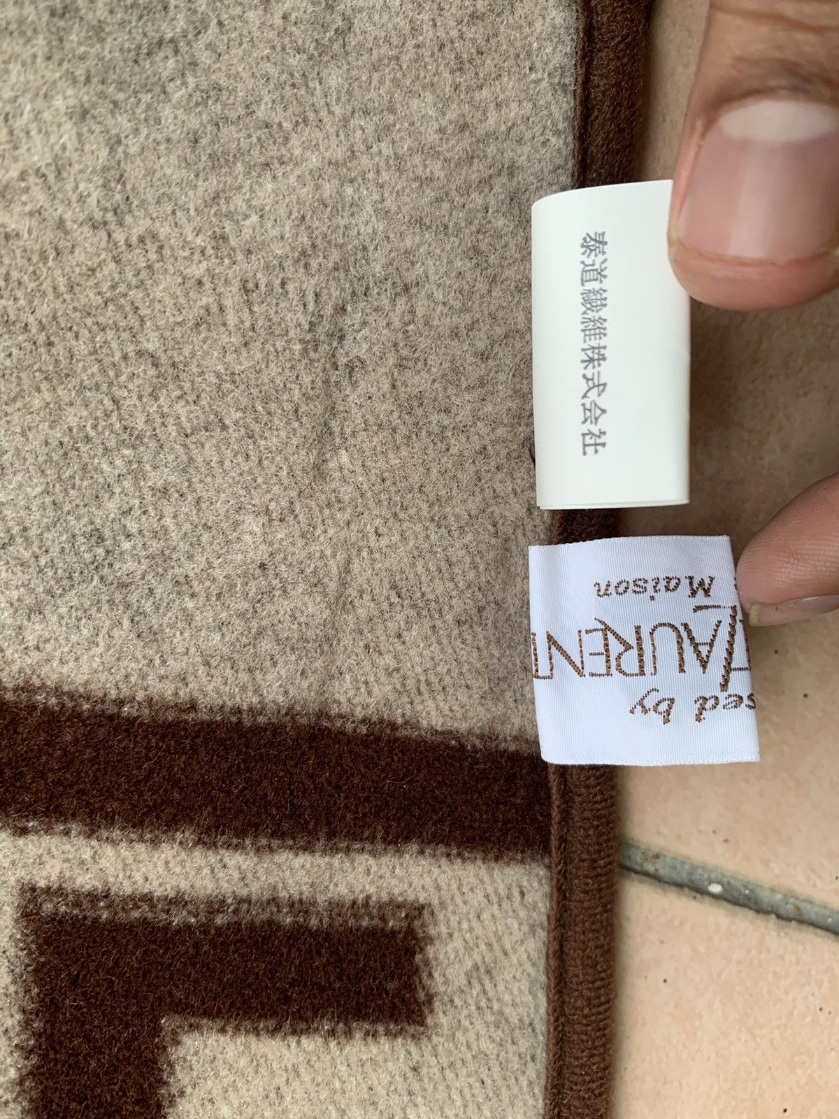 Yves Saint Laurent Authentic yves saint laurent blanket carpet Size ONE SIZE - 7 Thumbnail