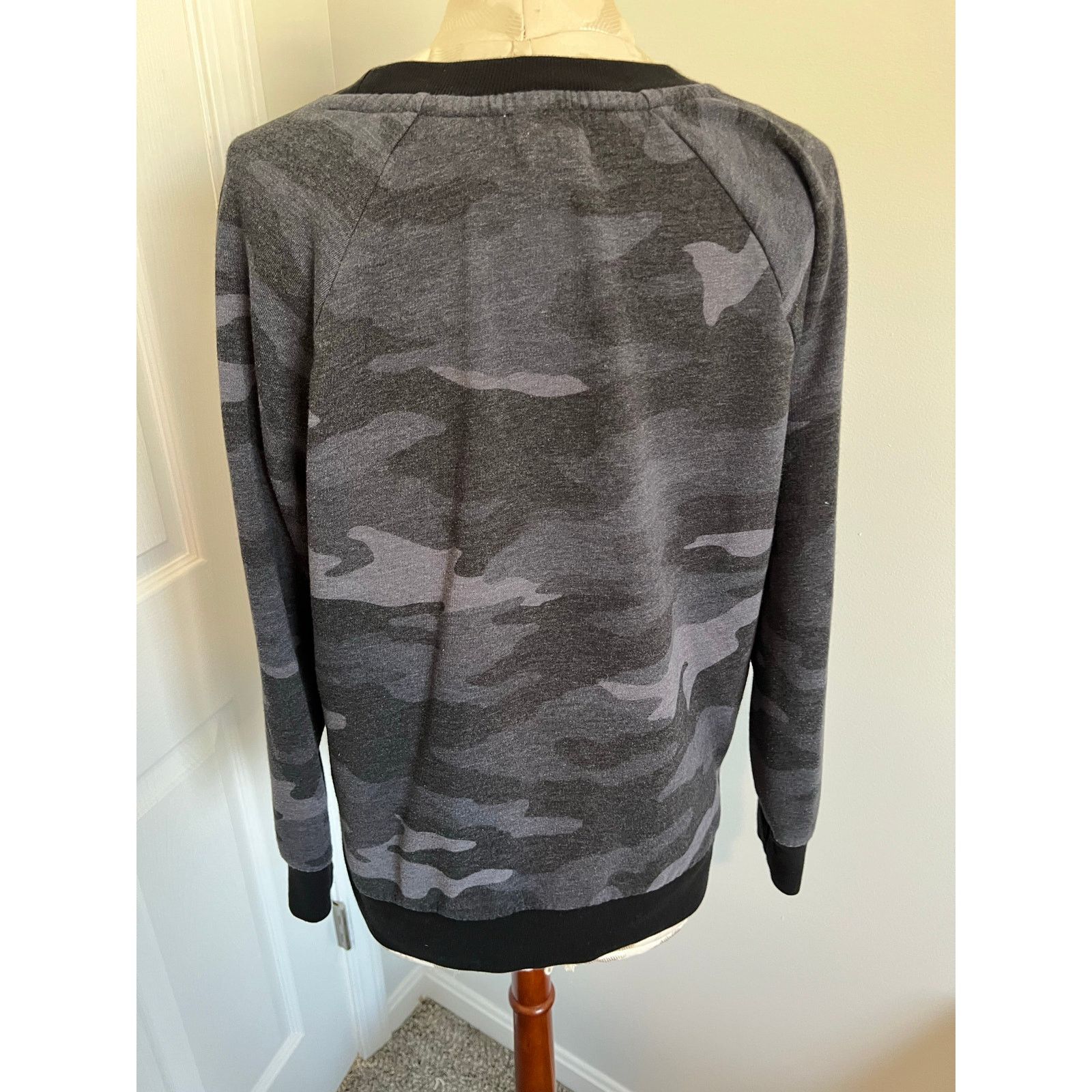 Pink Victoria’s Secret PINK Camo Crewneck Pullover Sweatshirt XS Size XS / US 0-2 / IT 36-38 - 4 Thumbnail