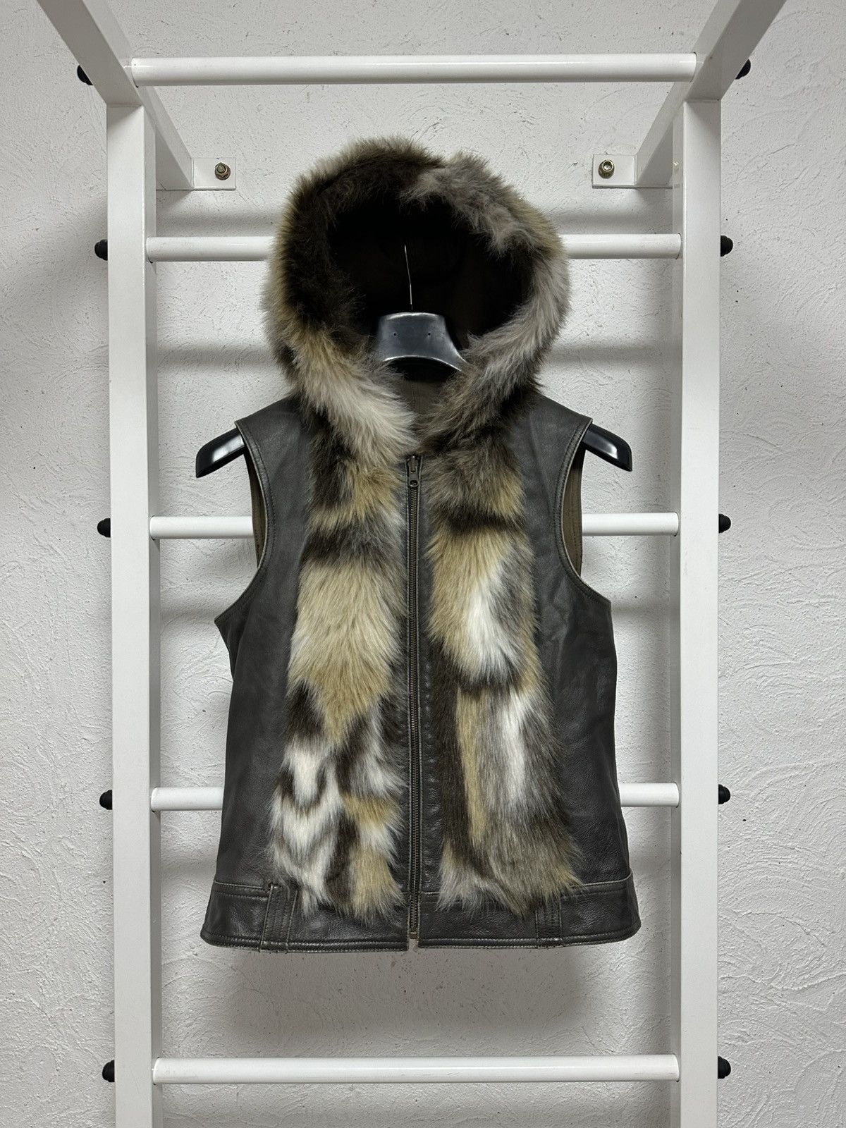 Japanese Brand Y2K Women’s Fur Vest Avant-Garde Style L Size Vintage Size L / US 10 / IT 46 - 1 Thumbnail