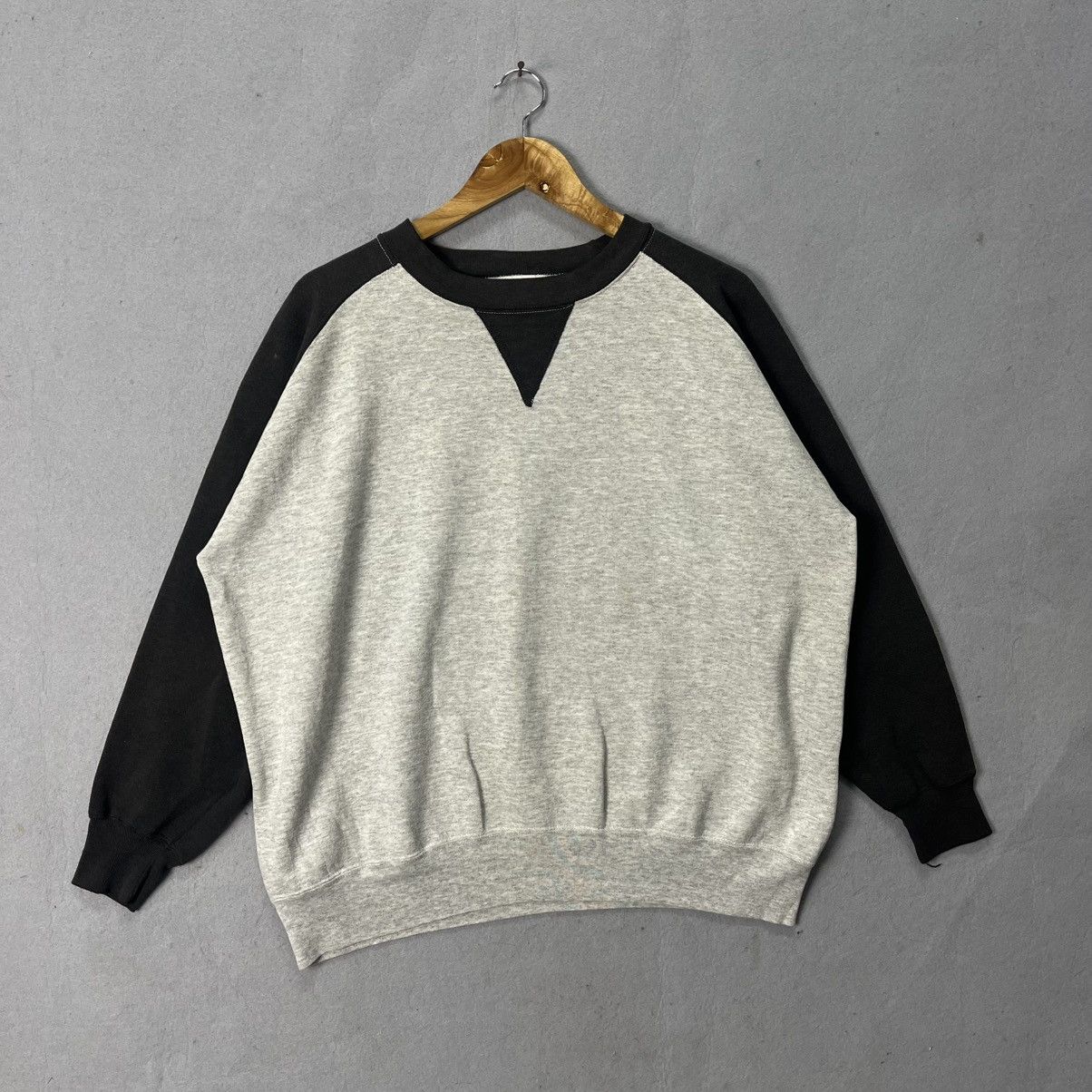 Vintage Vintage 80s Medallion Raglan Crewneck Sweatshirt Gray Black Size US L / EU 52-54 / 3 - 1 Thumbnail