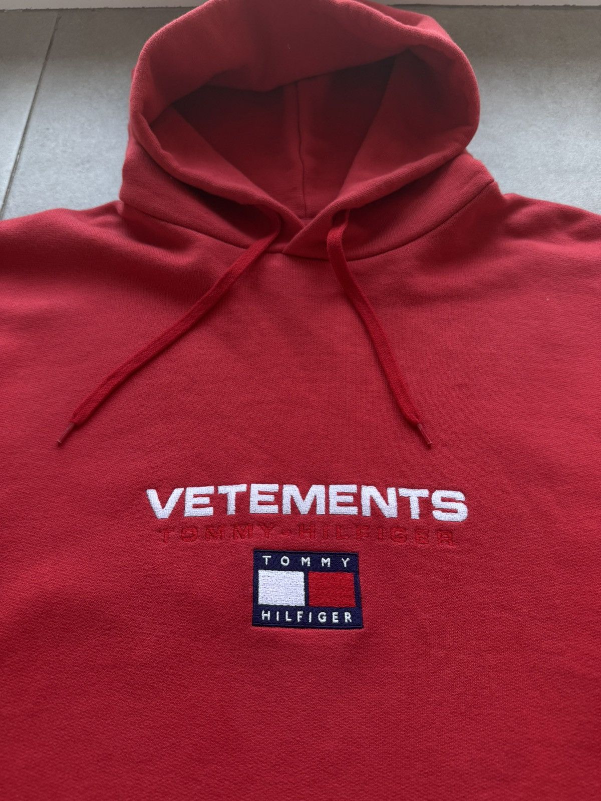 Tommy Hilfiger × Vetements Vetements X Tommy Hilfiger Red Oversize M Size Cotton Hoodie Pullover Sweatshirt Size US M / EU 48-50 / 2 - 6 Thumbnail