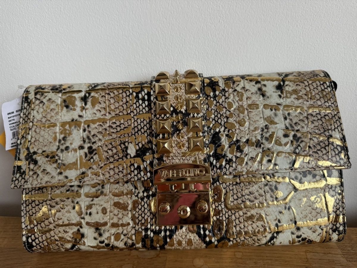 Valentino Valentino stunning clutch . Orig. price $895 Size ONE SIZE - 6 Thumbnail
