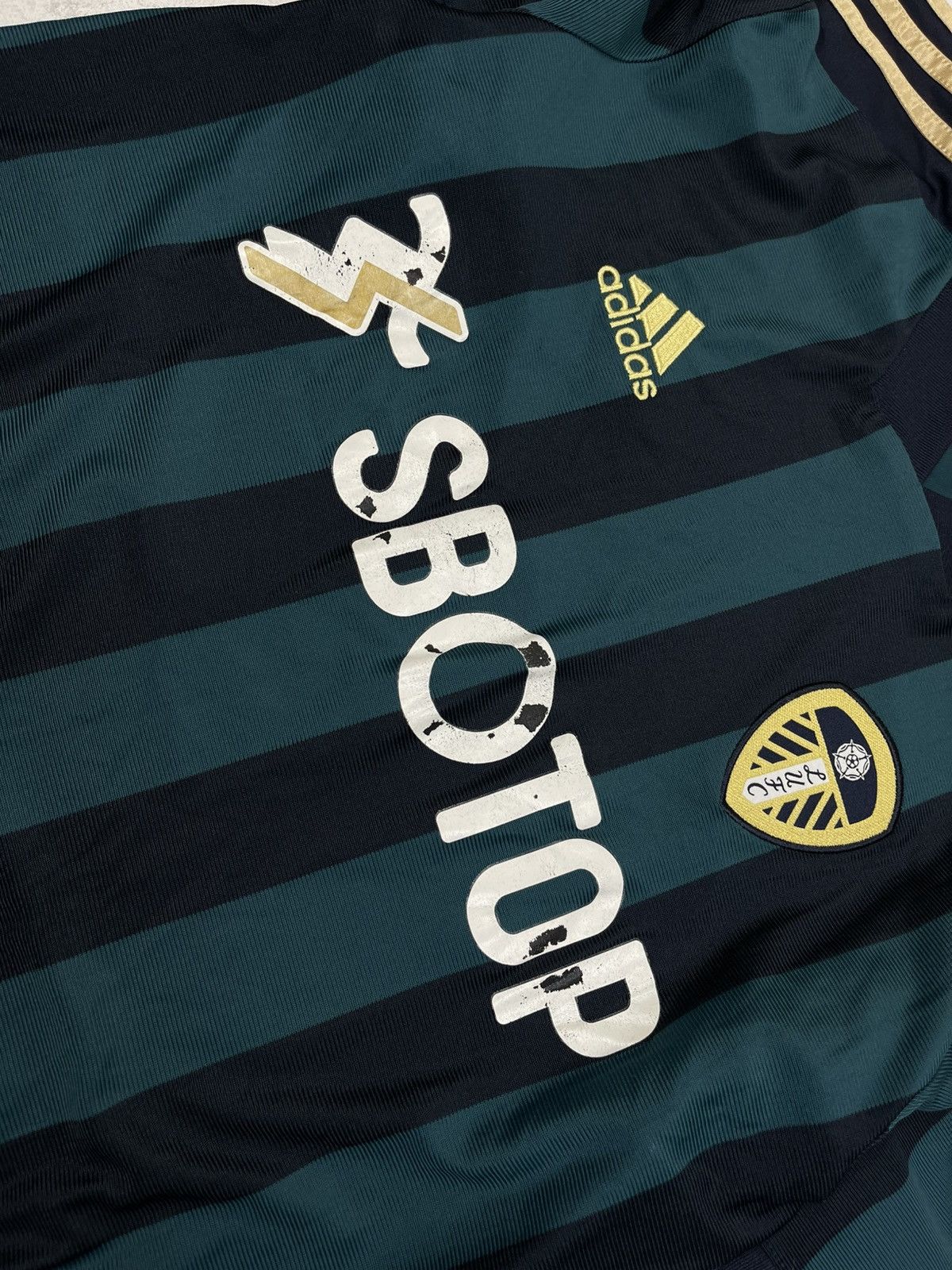 Adidas 2020/21 Leeds United Away Jersey — Bold Striped Adidas Kit Size US M / EU 48-50 / 2 - 2 Thumbnail