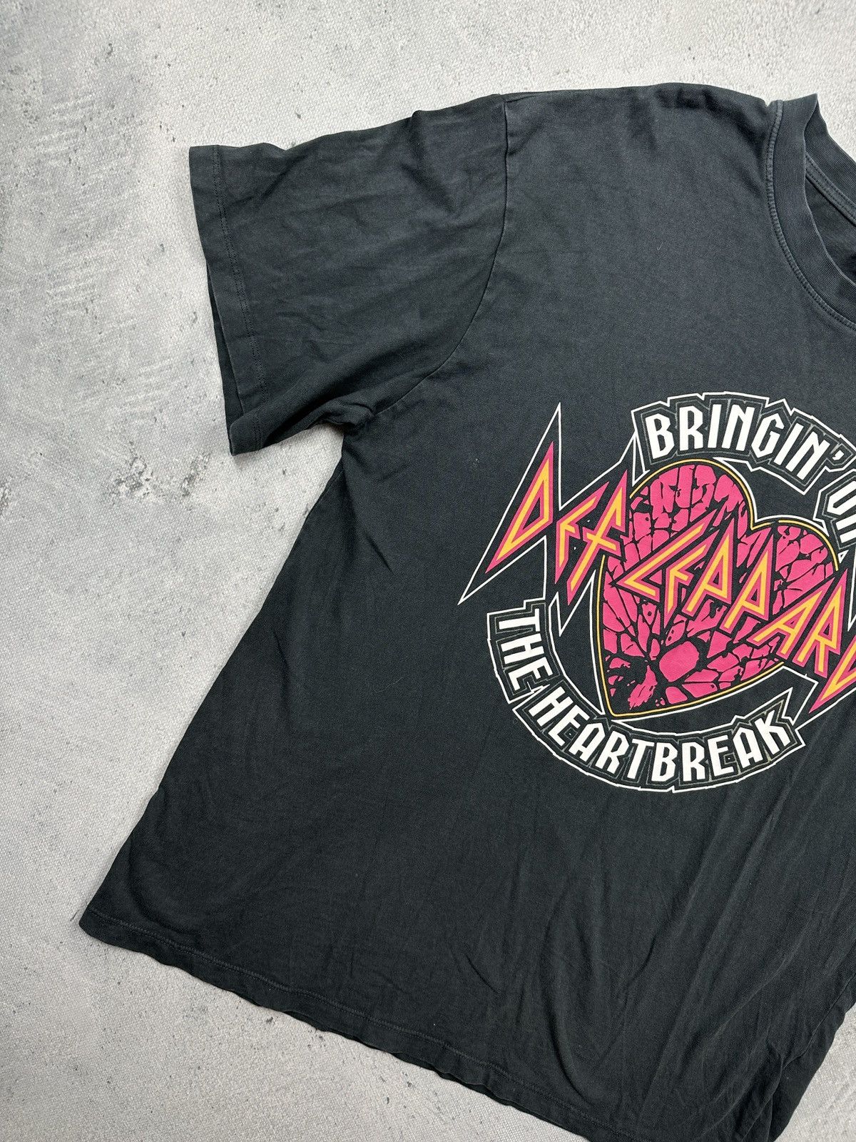 Band Tees Def Leppard "Bringin’ On the Heartbreak" Graphic Tee 2021 Size US M / EU 48-50 / 2 - 2 Thumbnail
