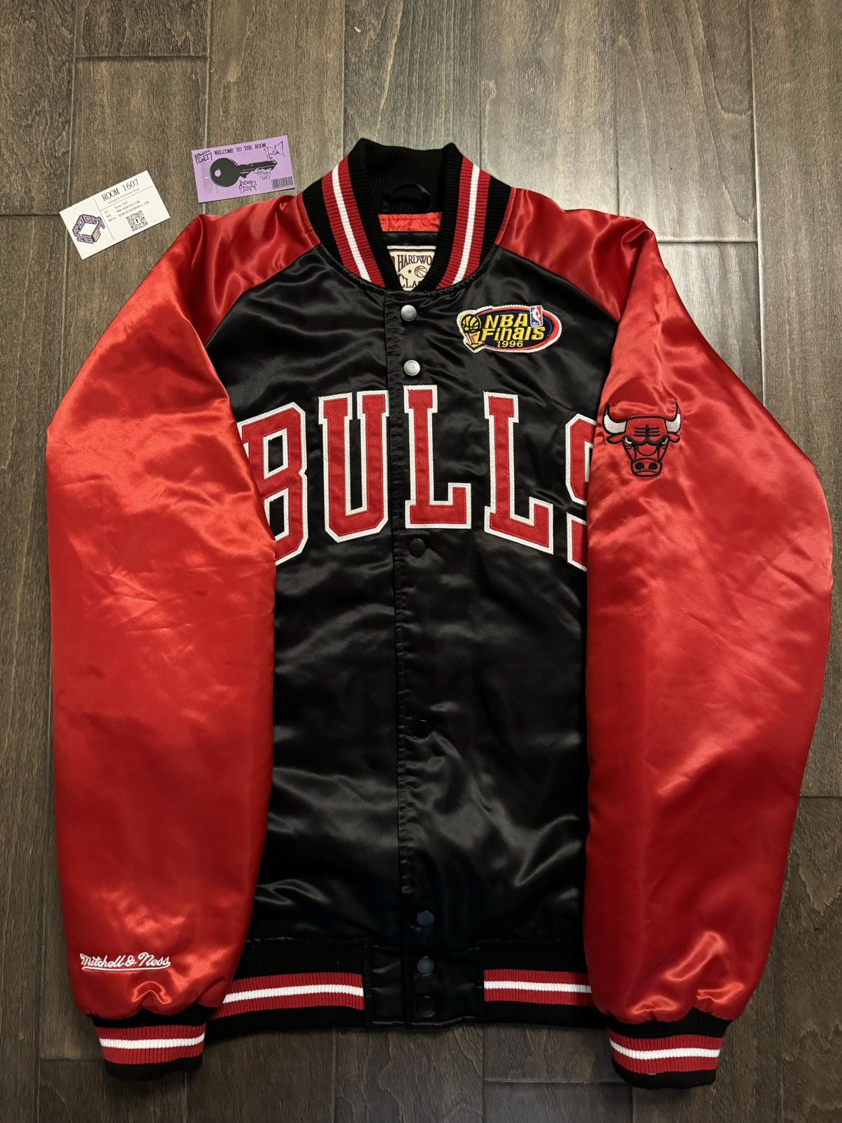 Mitchell & Ness Chicago Bulls 1996 NBA Finals "Hardwood Classics" Jacket Size US XL / EU 56 / 4 - 5 Thumbnail