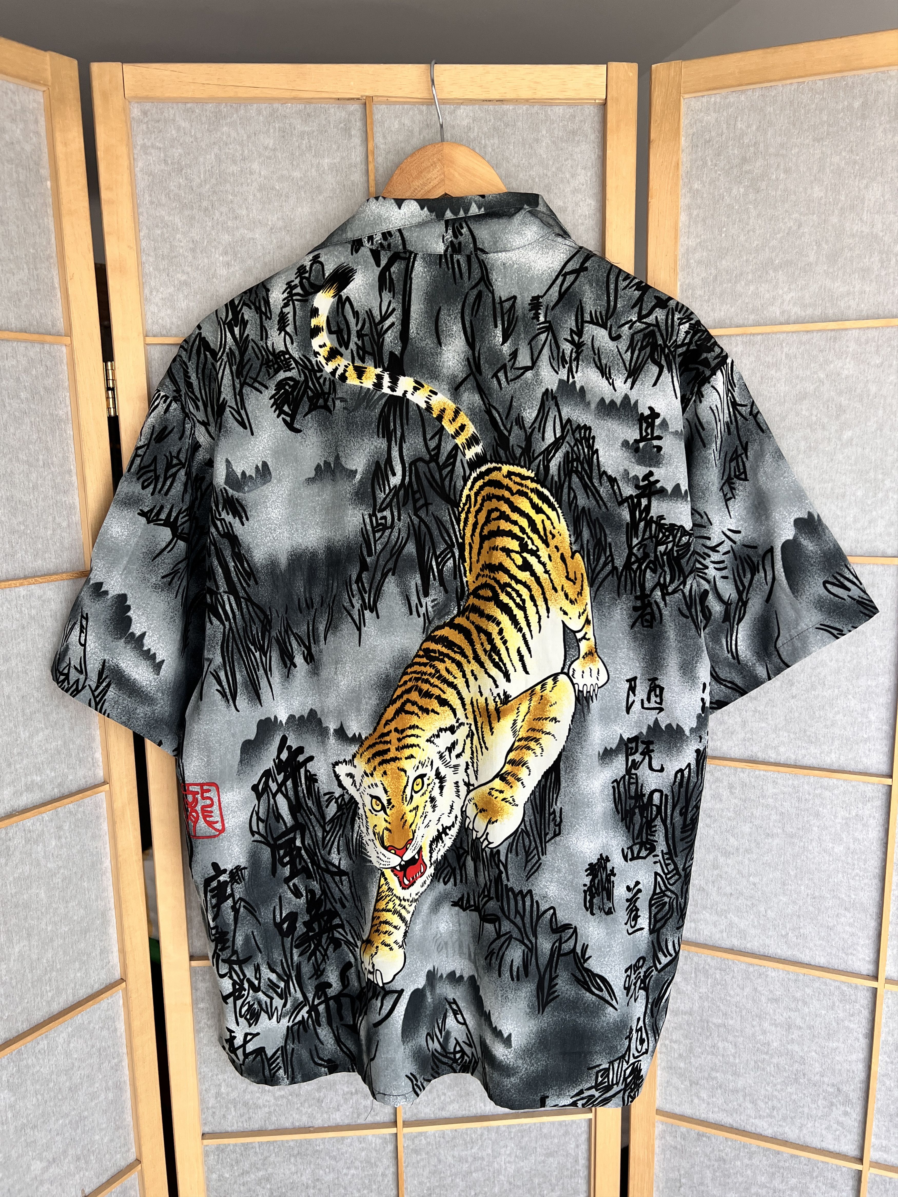 Japanese Brand Crazy! Japanese tiger vintage 2000s Hawaiian shirt printed Size US L / EU 52-54 / 3 - 6 Thumbnail