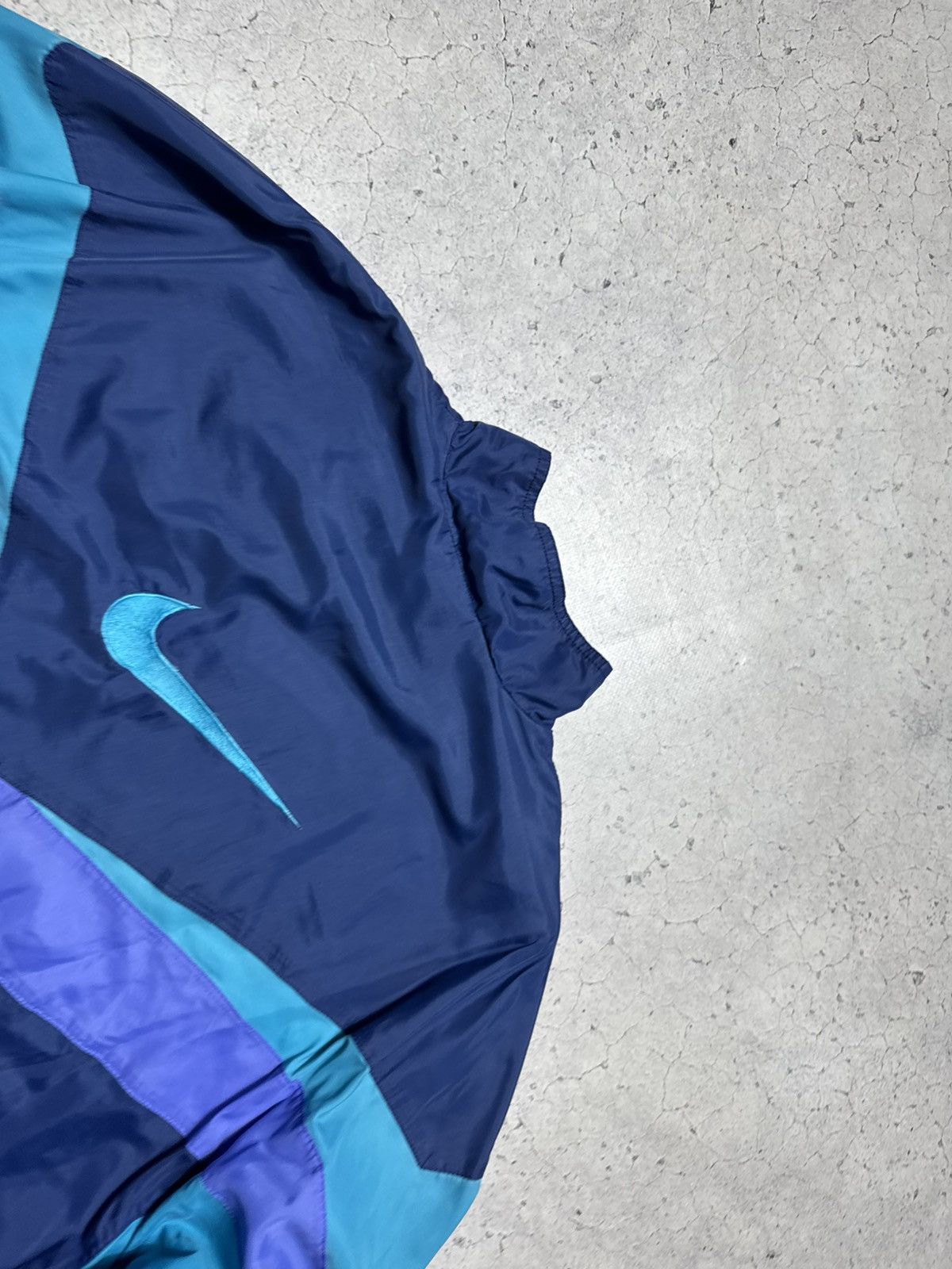 Nike Nike Vintage 80’s Nylon Big Swoosh Light Jacket Size M Size US M / EU 48-50 / 2 - 9 Thumbnail