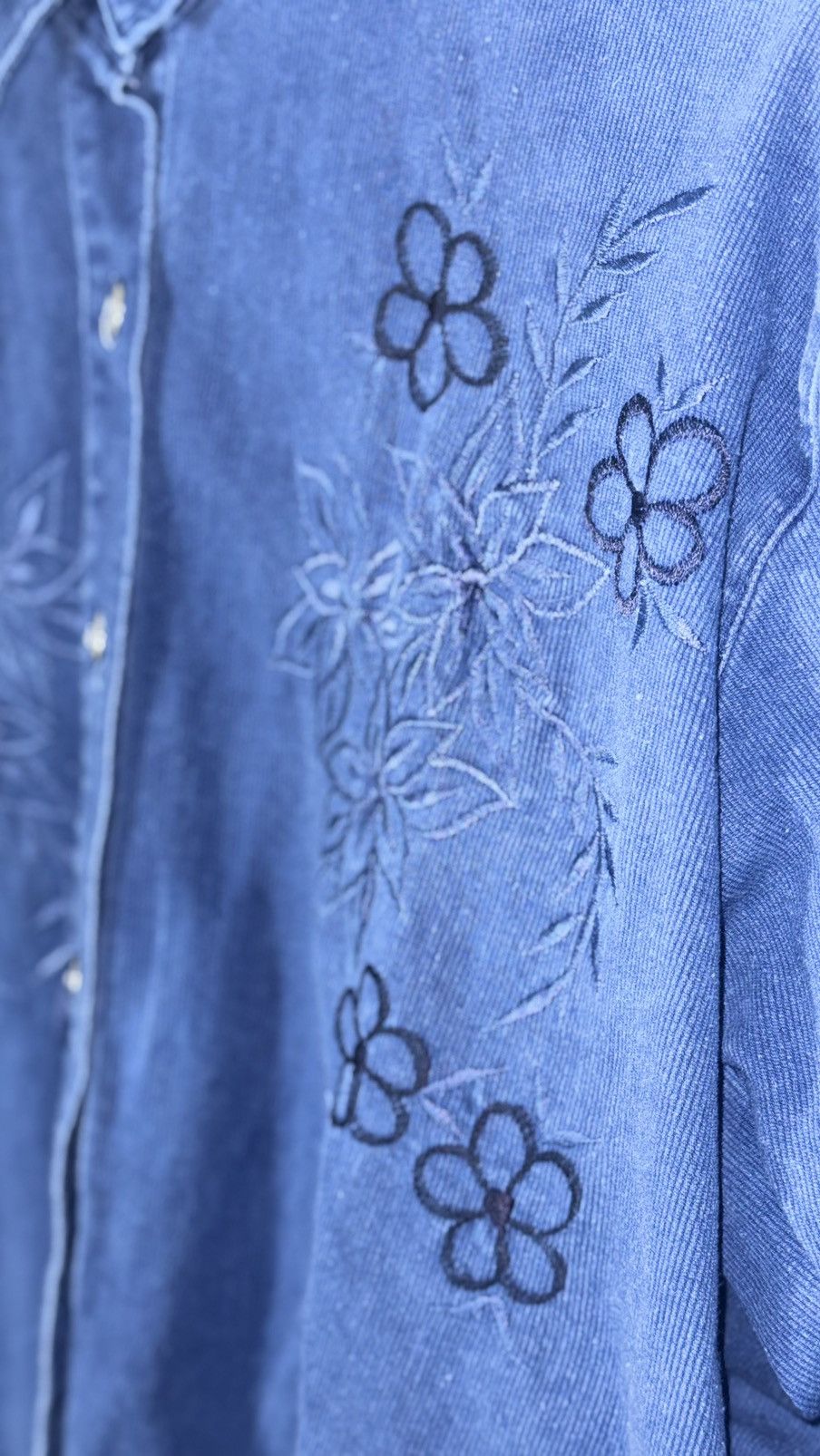 Vintage 90s Vintage Blue Floral embroidered Denim Shirt Size US M / EU 48-50 / 2 - 4 Thumbnail