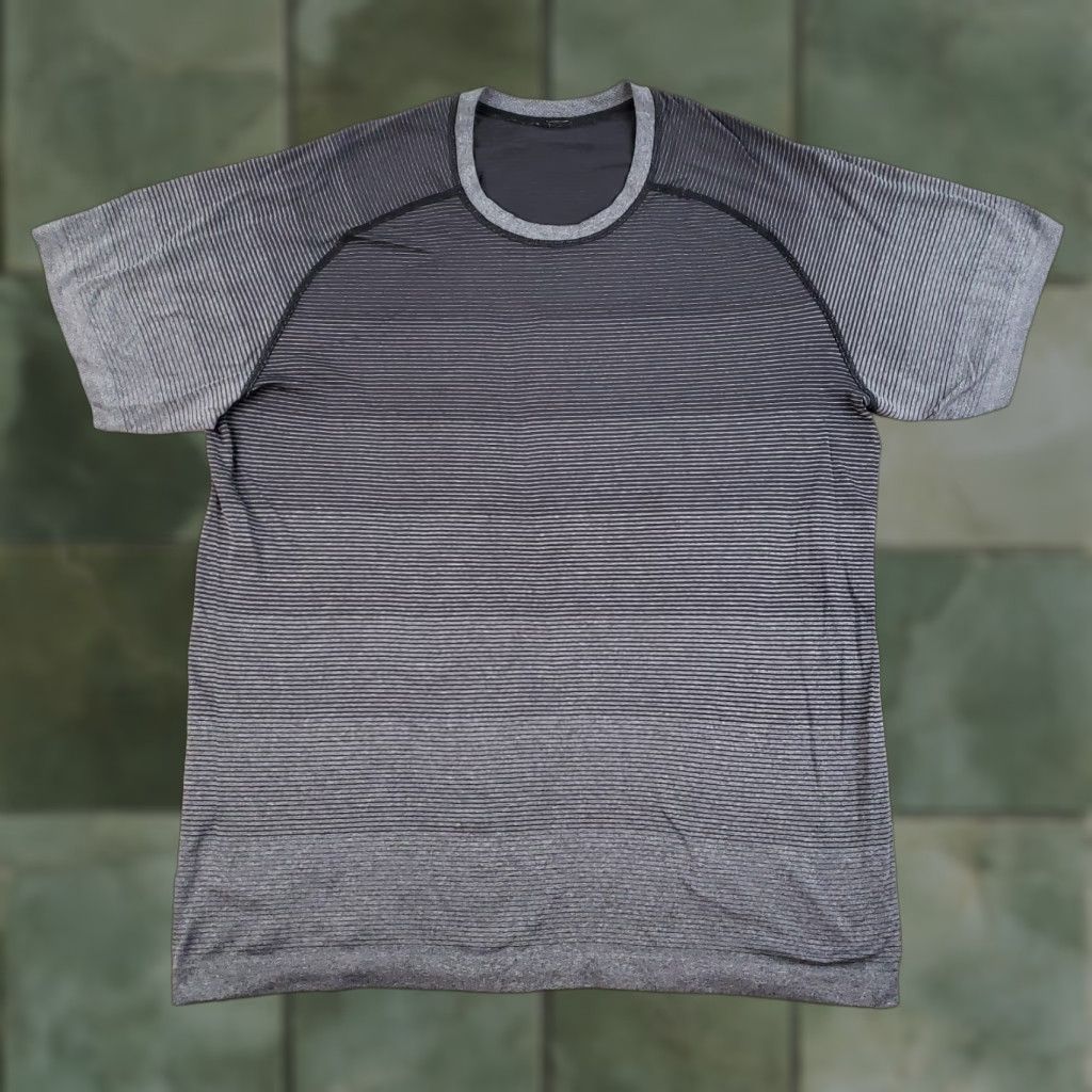 Lululemon Lululemon T-shirt Mens Large Gray Striped Crew Neck Wicking Gym Size US L / EU 52-54 / 3 - 1 Thumbnail