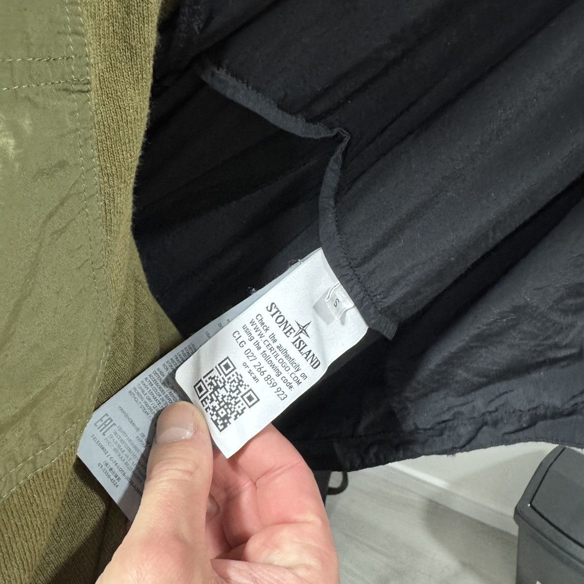 Stone Island Stone Island Lightweight Zip Jacket – Size S – Black Size US S / EU 44-46 / 1 - 6 Thumbnail