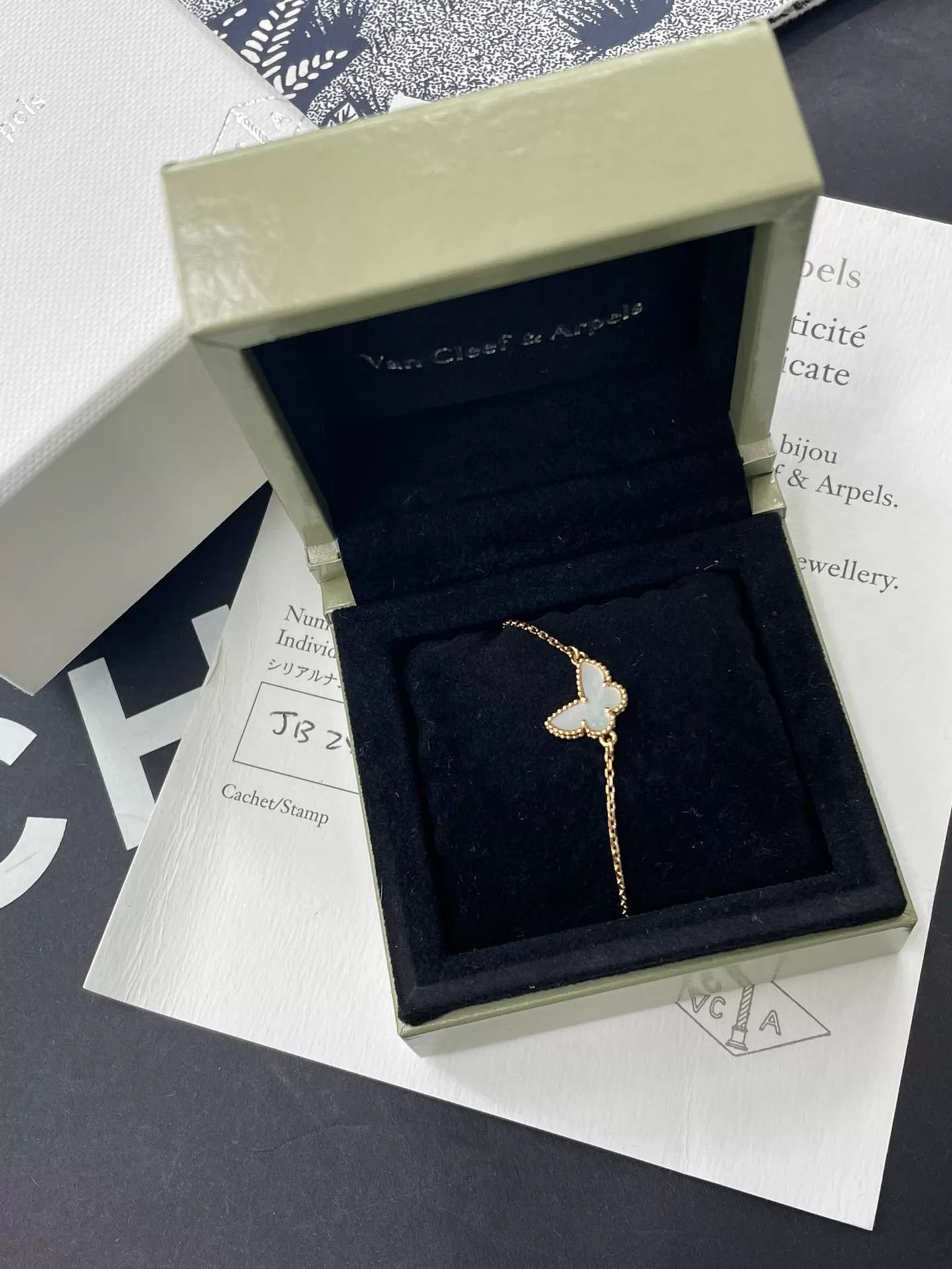 Van Cleef & Arpels VCA White MOP Butterfly Classic Bracelet Box & Card Size ONE SIZE - 1 Thumbnail