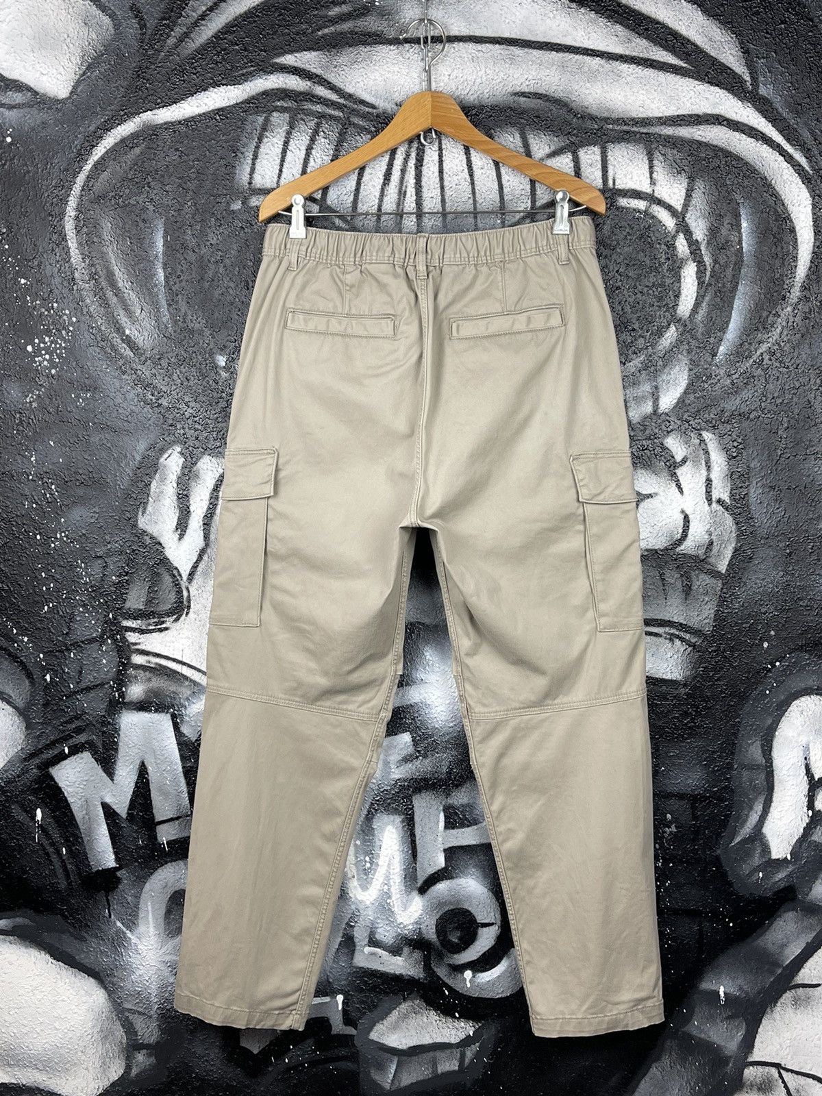 H&M H&M Regular Fit Beige Cotton Cargo Pants Men’s Size Medium Size US 32 / EU 48 - 6 Thumbnail