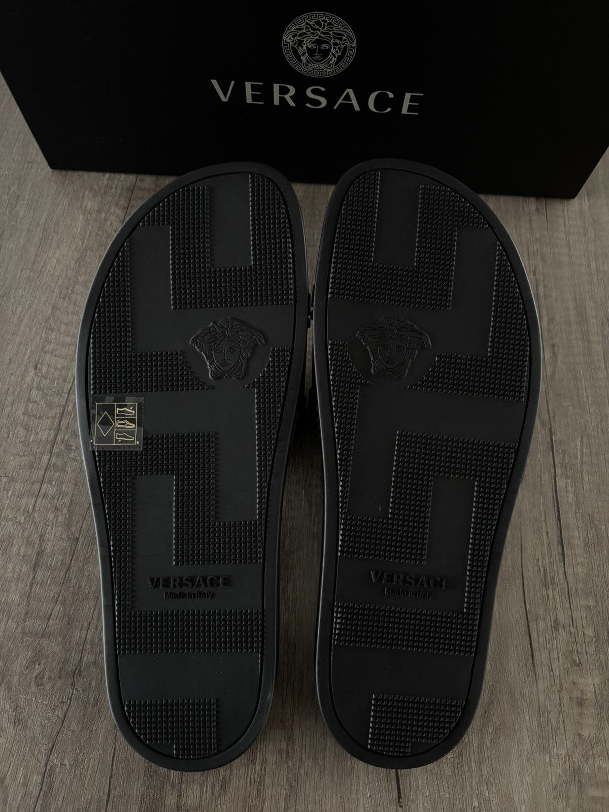 Versace Versace Palazzo Medusa Pool Slides Black Size 44 Authentic Size US 10 / EU 43 - 5 Thumbnail