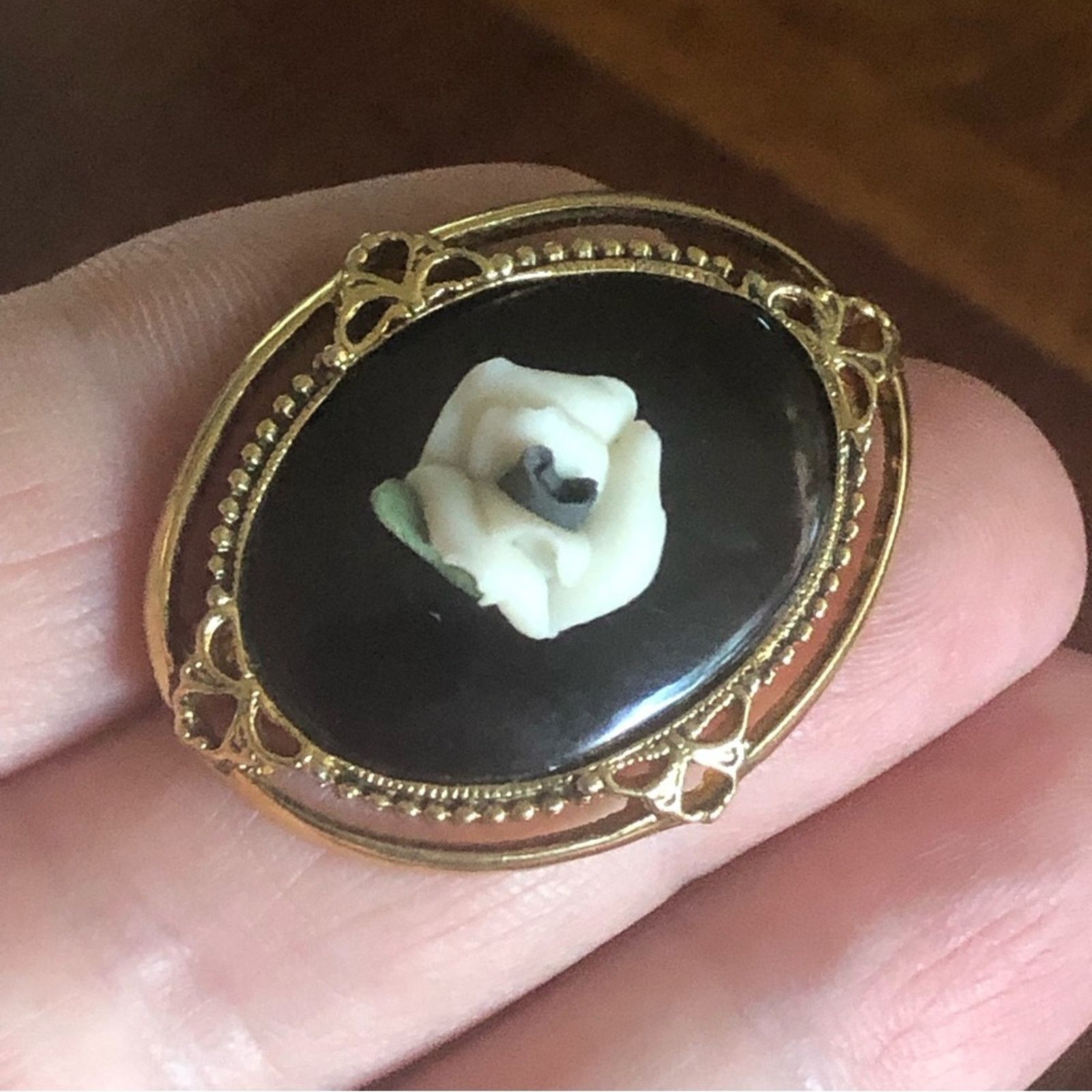 Vintage Vintage black agate porcelain rose brooch pin Size ONE SIZE - 1 Thumbnail
