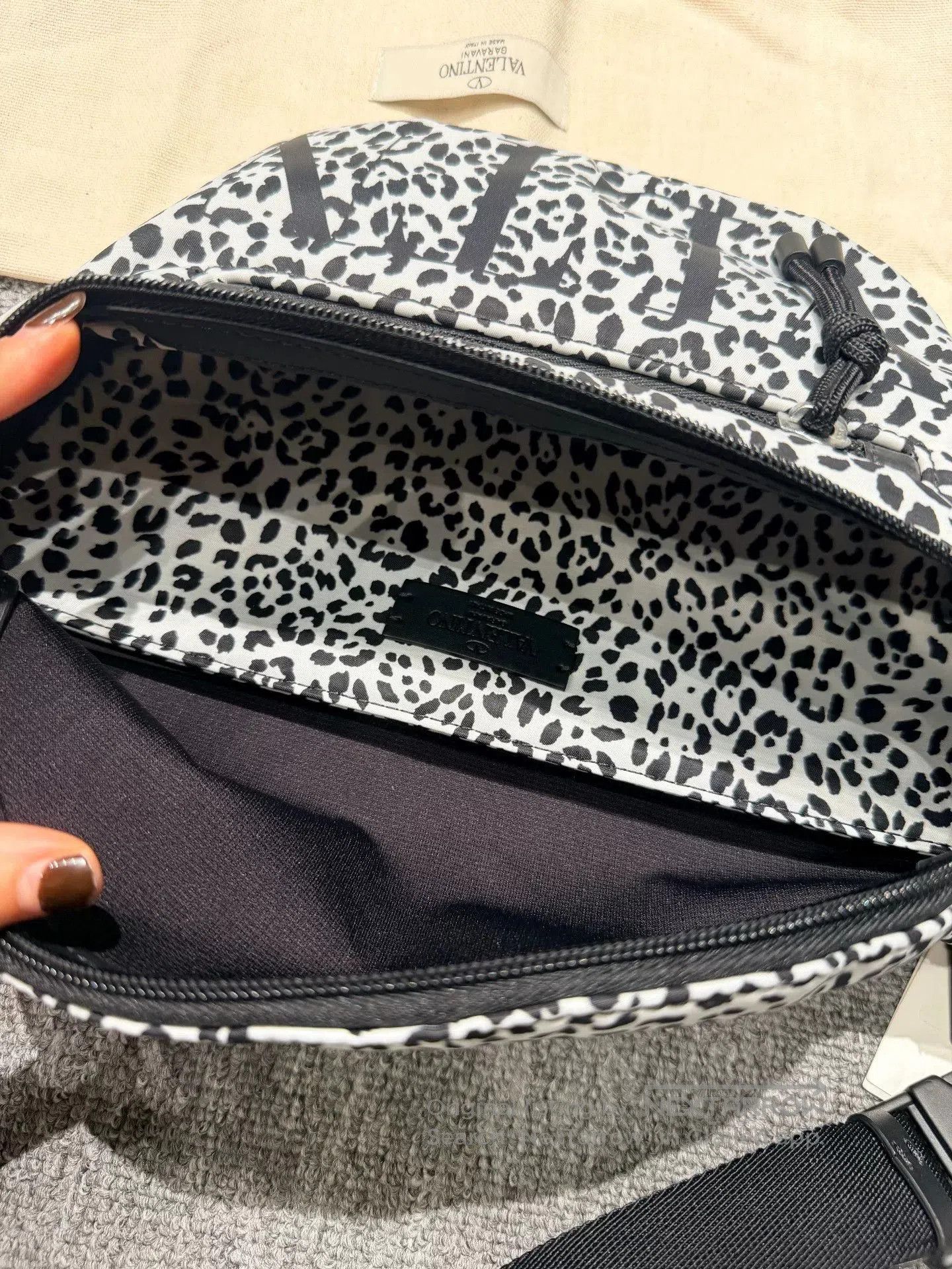 Valentino Valentino Black White Leopard Fanny Pack. Size ONE SIZE - 5 Thumbnail