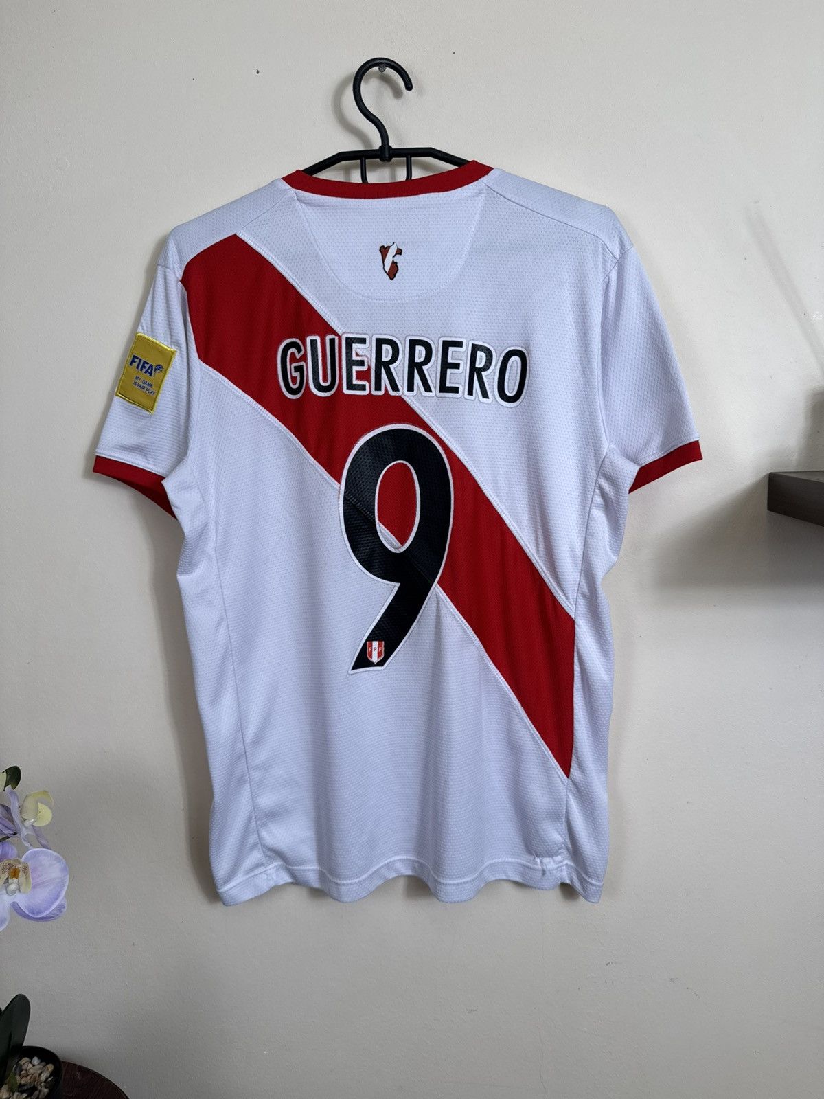 Umbro Umbro Peru FPF Jersey 2018 Guerrero #9 Football Shirt Home Size US M / EU 48-50 / 2 - 21 Thumbnail