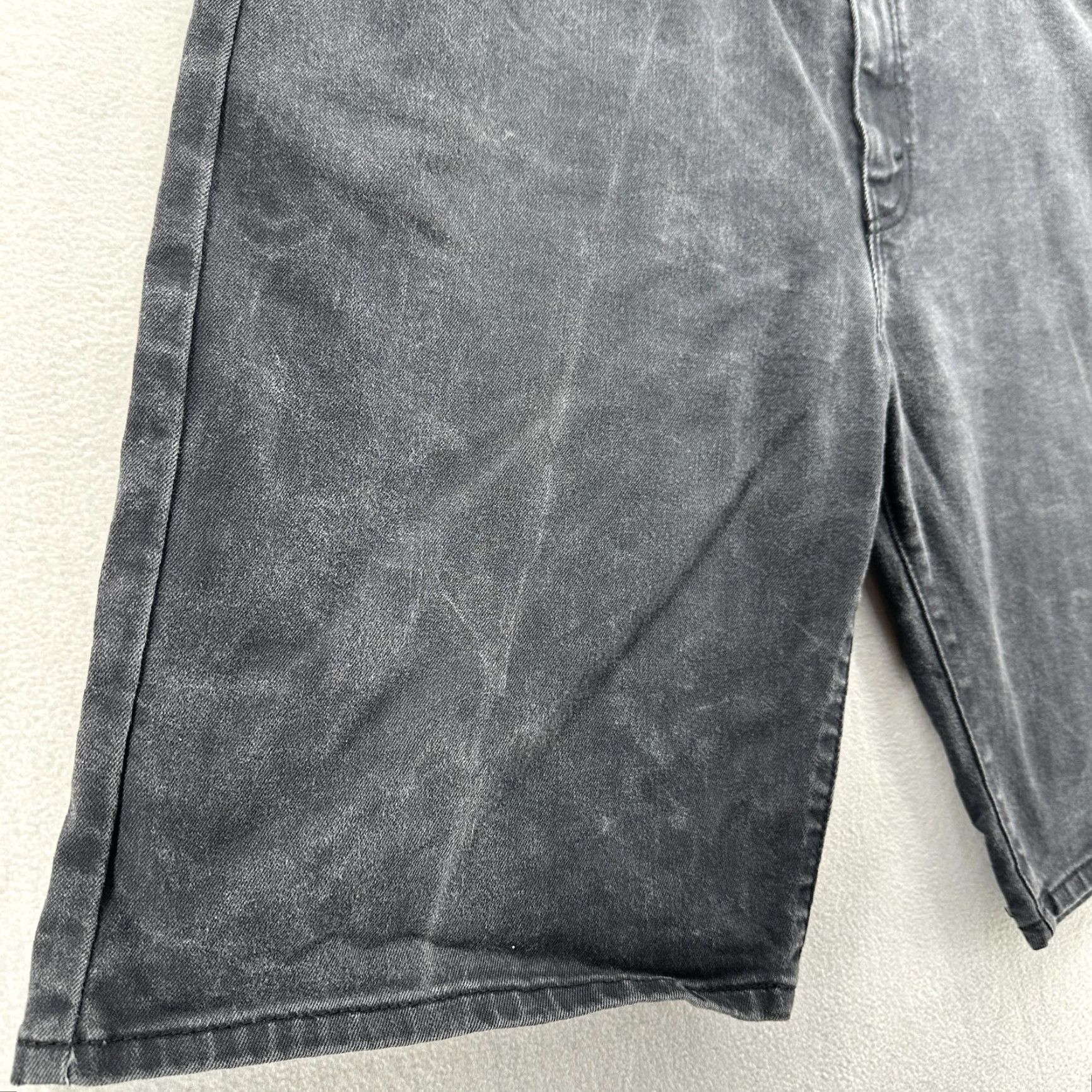 Levi's Levis 569 Bermuda Shorts Mens 40 Gray Denim Relaxed Fit Medium Wash 11 Inseam Casual Pockets Mens Size US 40 / EU 56 - 3 Thumbnail