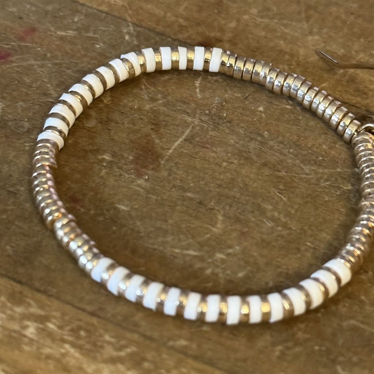 Other Gold and white beaded circle hoop earrings Size ONE SIZE - 3 Thumbnail