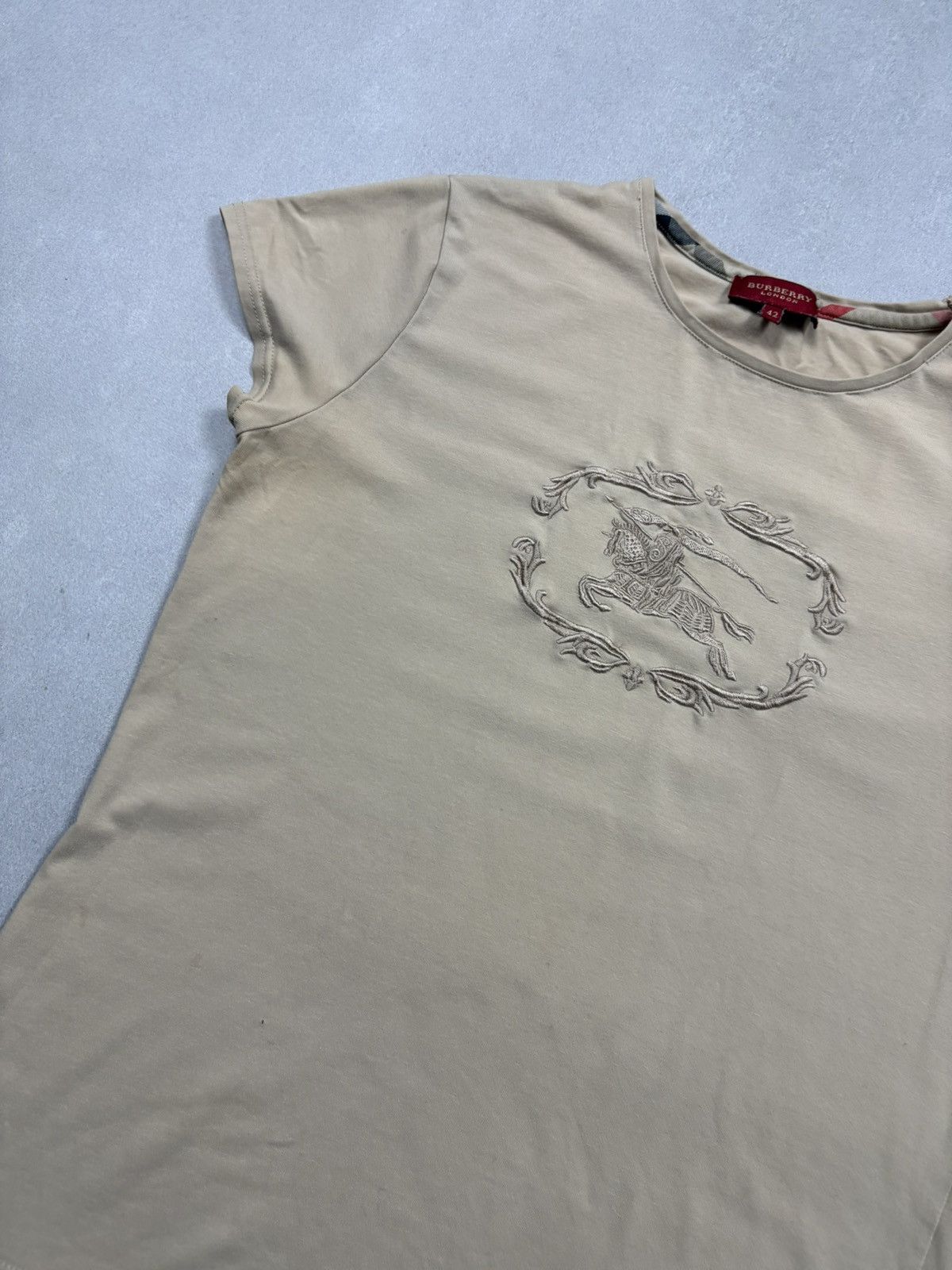 Burberry Burberry Knight Crest Beige Embroidered Tee Y2K Archival 00s Size M / US 6-8 / IT 42-44 - 3 Thumbnail
