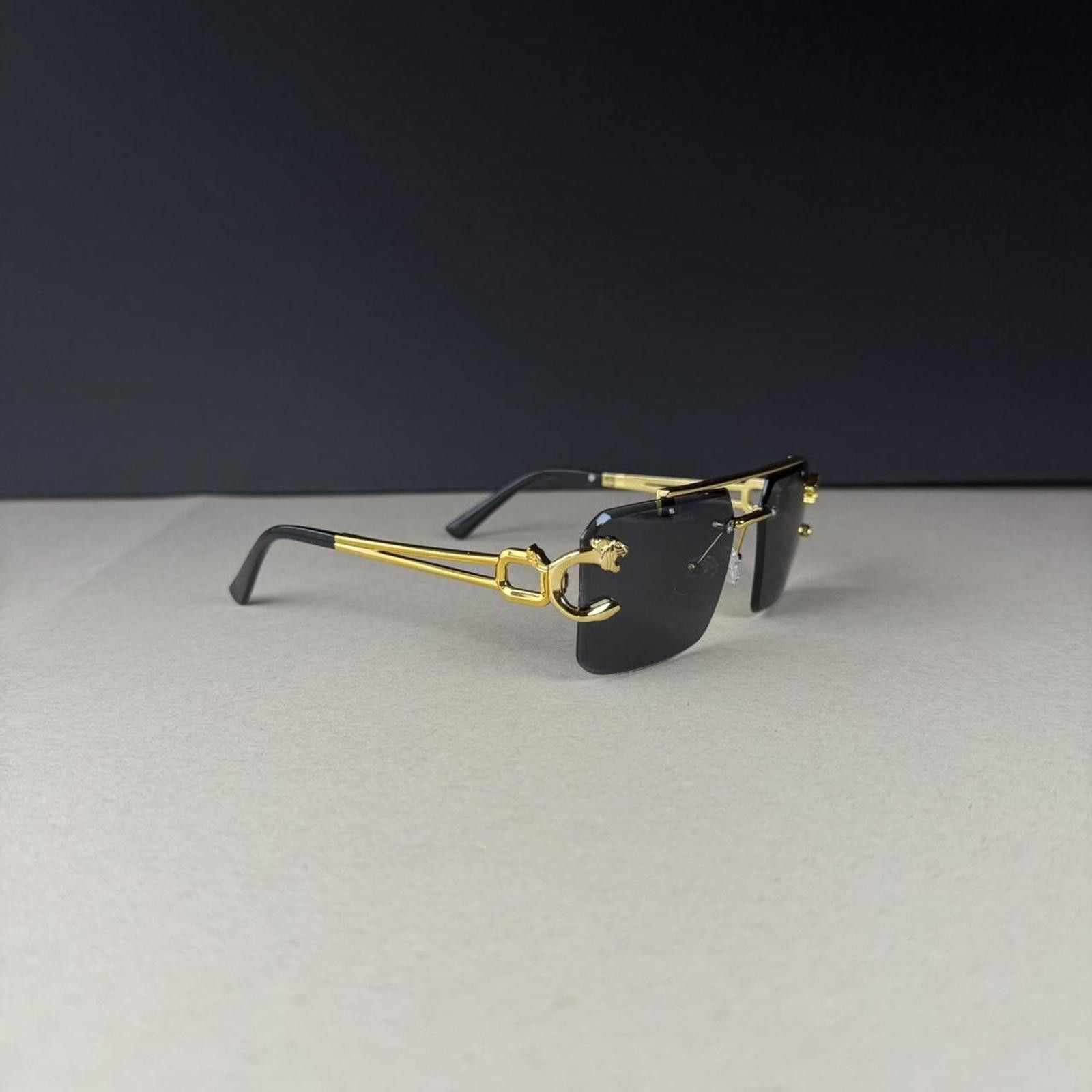 Other Black and gold vintage square sunglasses with a retro vibes Size ONE SIZE - 2 Thumbnail
