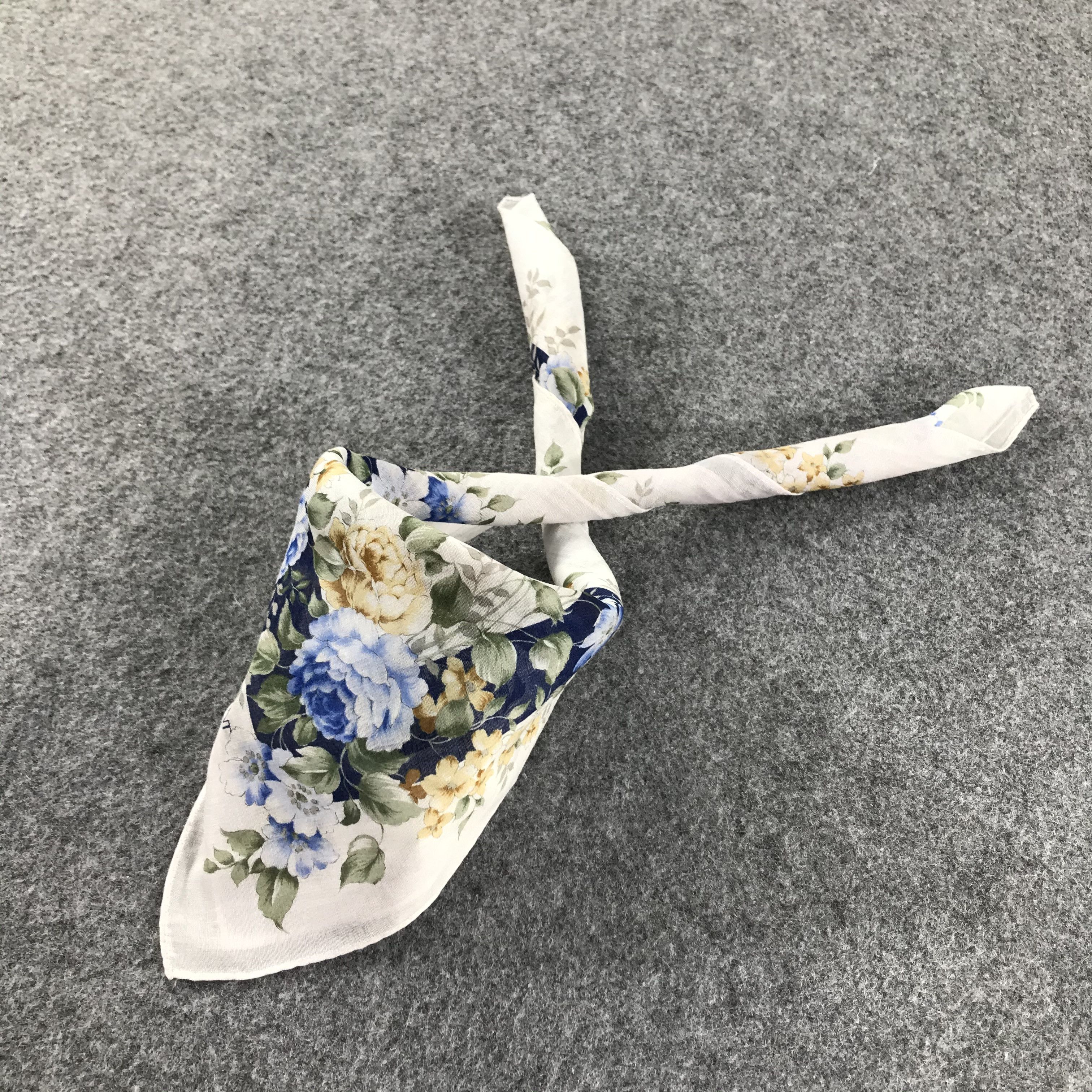 Yves Saint Laurent YSL Floral Handkerchief Neckerchief Bandana H407 Size ONE SIZE - 3 Thumbnail