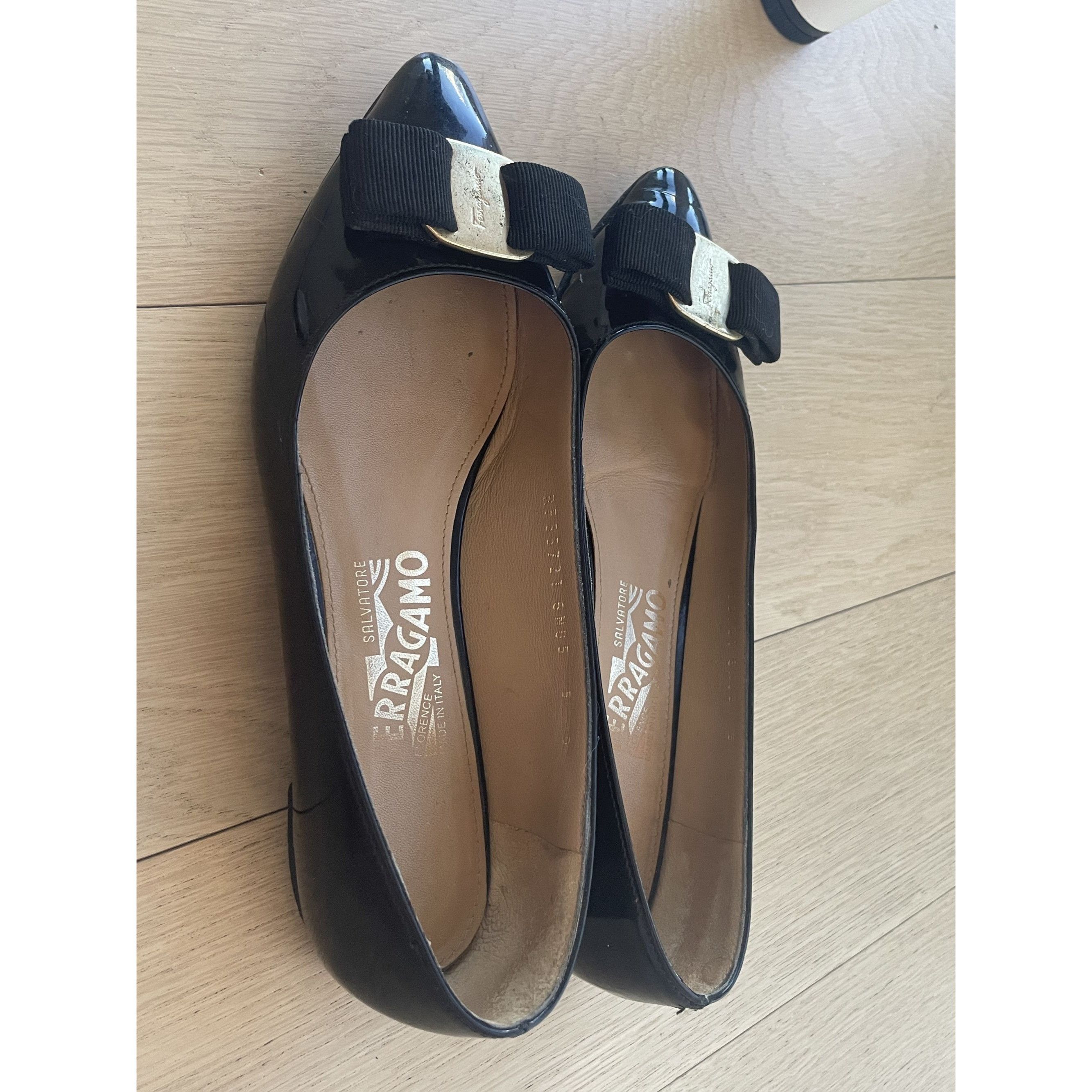 Salvatore Ferragamo Ferragamo Black Patent Leather Vara Bow Pumps Size 7.5 Size US 7 / IT 37 - 5 Thumbnail