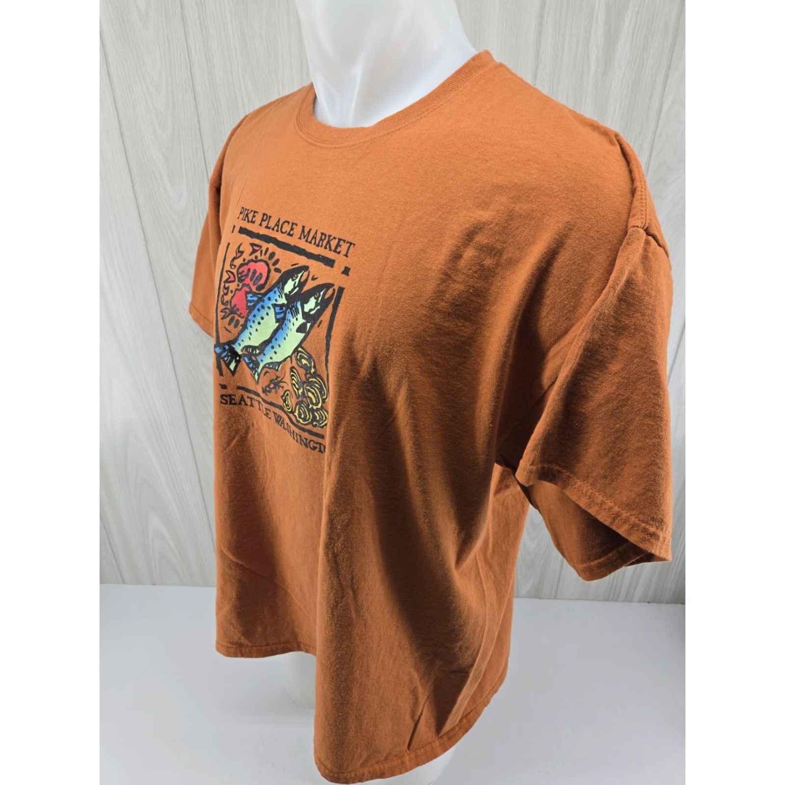 Port & Company Pike Place Market Seattle Washington Graphic T-shirt Men's 2XL Orange Port & Company Shirt Short Sleeve Crew Neck City Logo Size US XXL / EU 58 / 5 - 5 Thumbnail