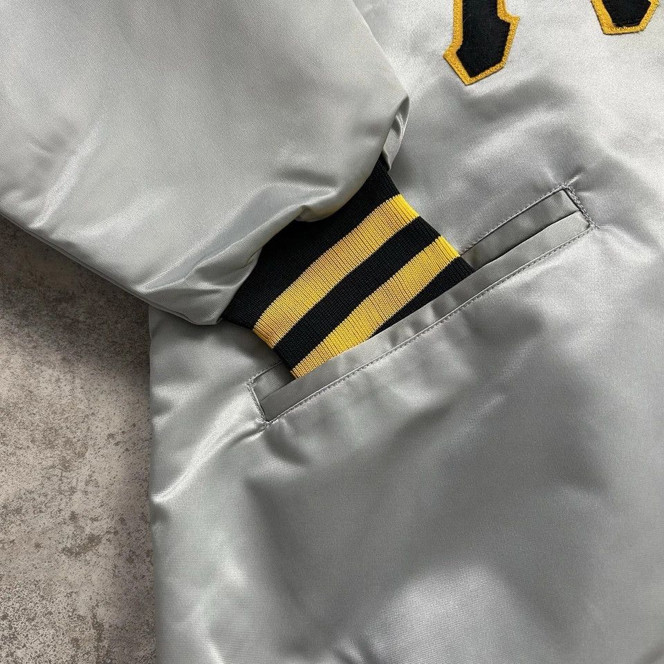 MLB × Vintage PITTSBURGH PIRATES FELCO SATIN BOMBER JACKET SILVER Size US L / EU 52-54 / 3 - 4 Thumbnail