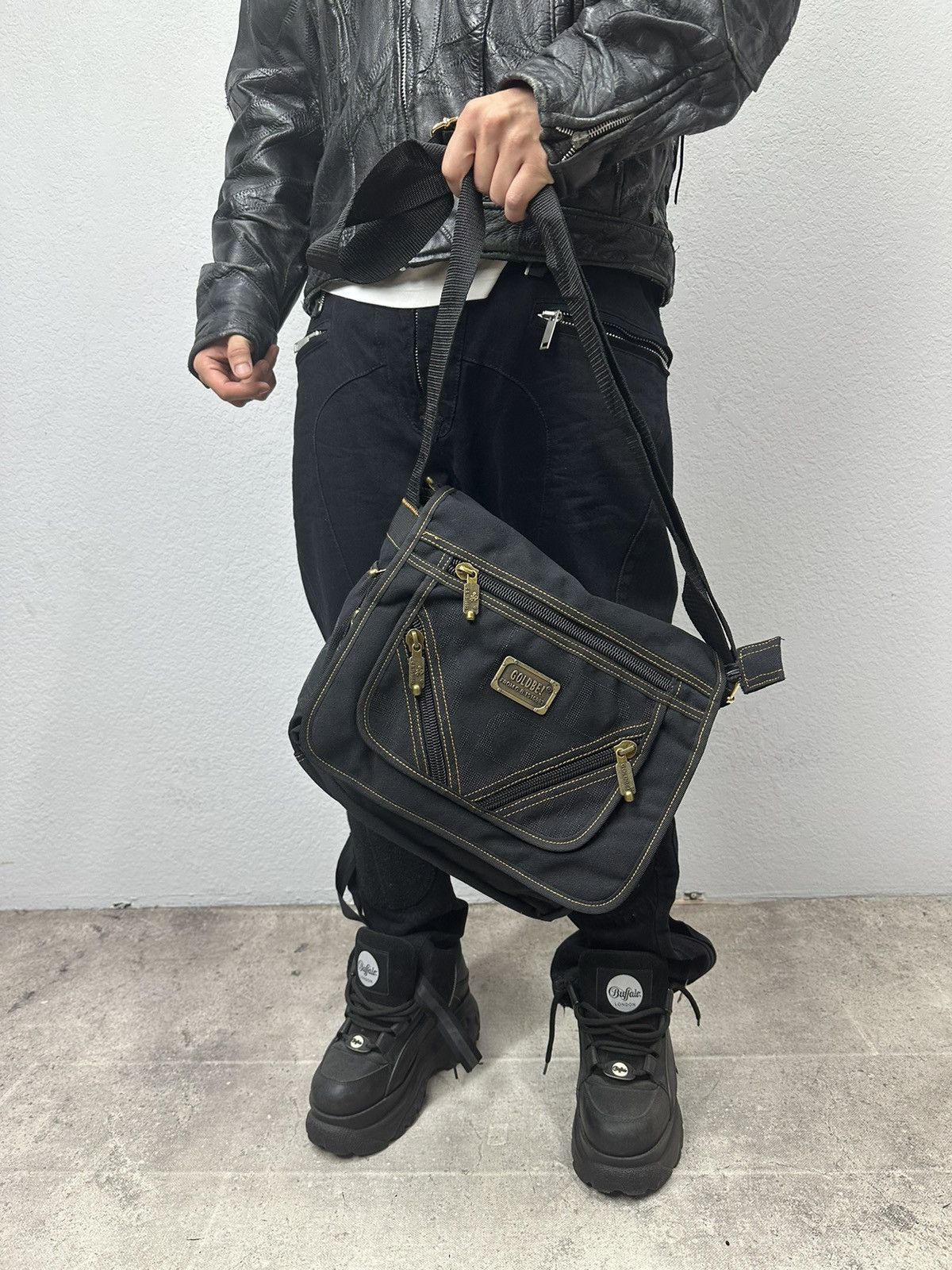 バッグ Diesel Y2K Black Leather Body Bag Sling Diesel × Japanese Brand × Streetwear Diesel sling bag Vintage Y2K