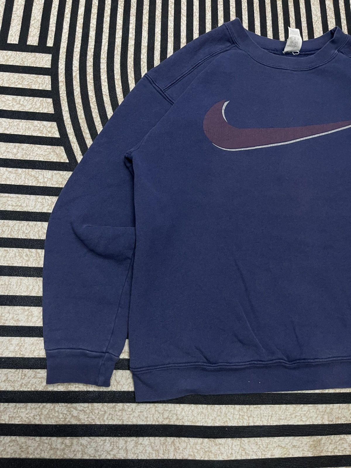 Nike 90s NIKE BIG SWOOSH SWEATSHIRT NICELY FADED Size US L / EU 52-54 / 3 - 3 Thumbnail