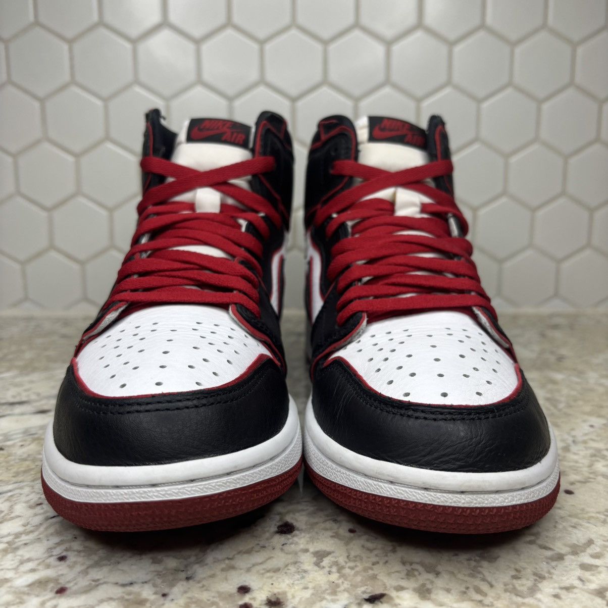 Jordan Brand Size 9.5 - Jordan 1 High OG Bloodline 2019 Light Wear W/Box Size US 9.5 / EU 42-43 - 4 Thumbnail