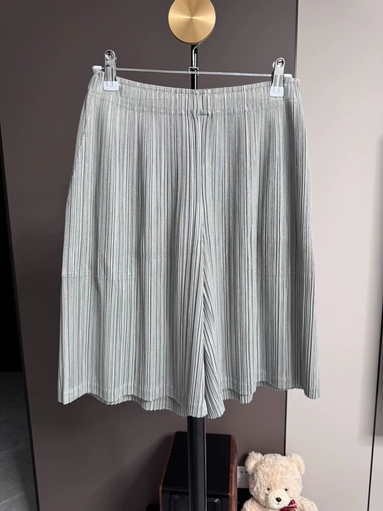 Issey Miyake Issey Miyake size:3 Light grey pleated shorts Size 23" - 1 Thumbnail