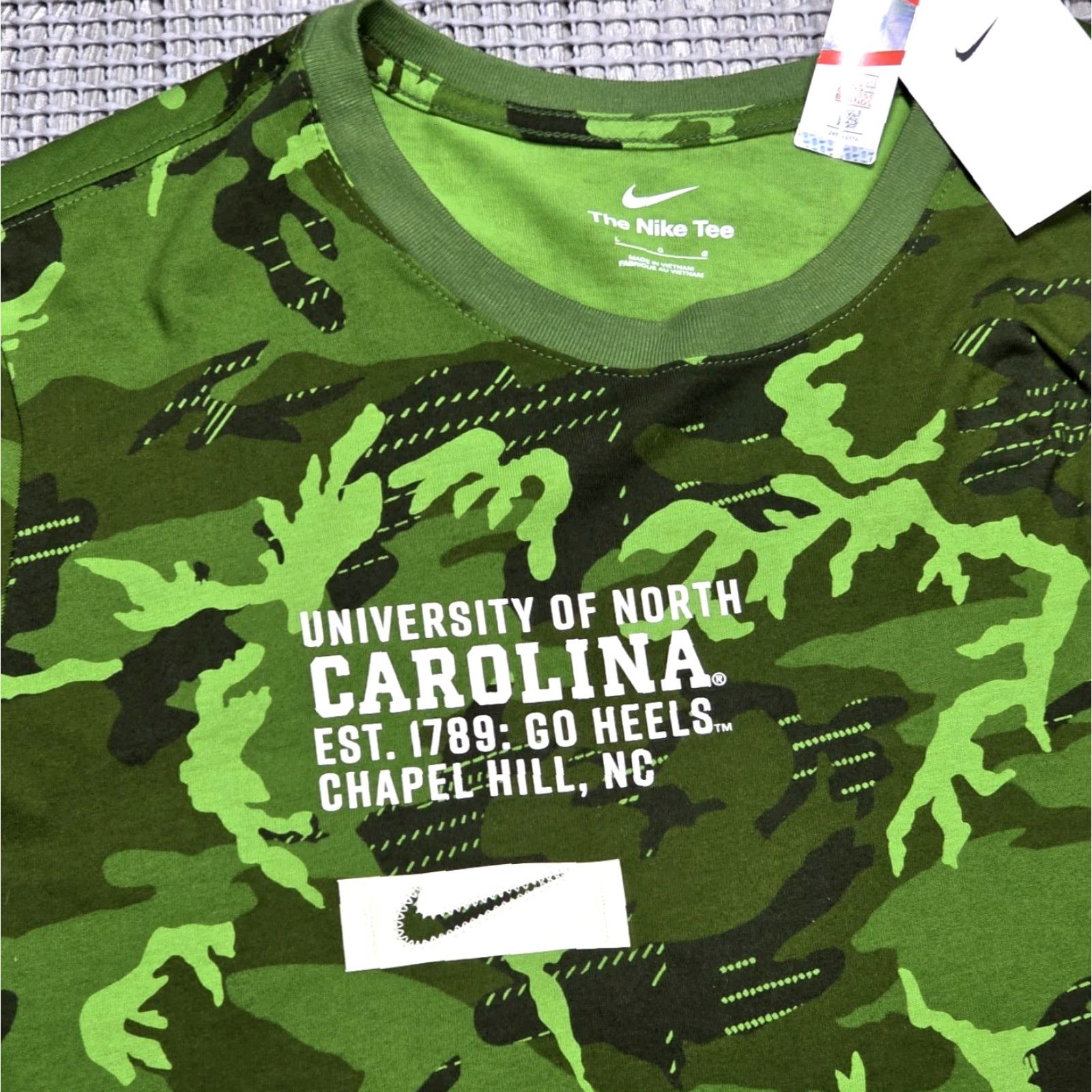 Nike VINTAGE Nike North Carolina UNC Camo Mens L Long Sleeve Tee Crew Neck Shirt Green NWT Size US L / EU 52-54 / 3 - 3 Thumbnail