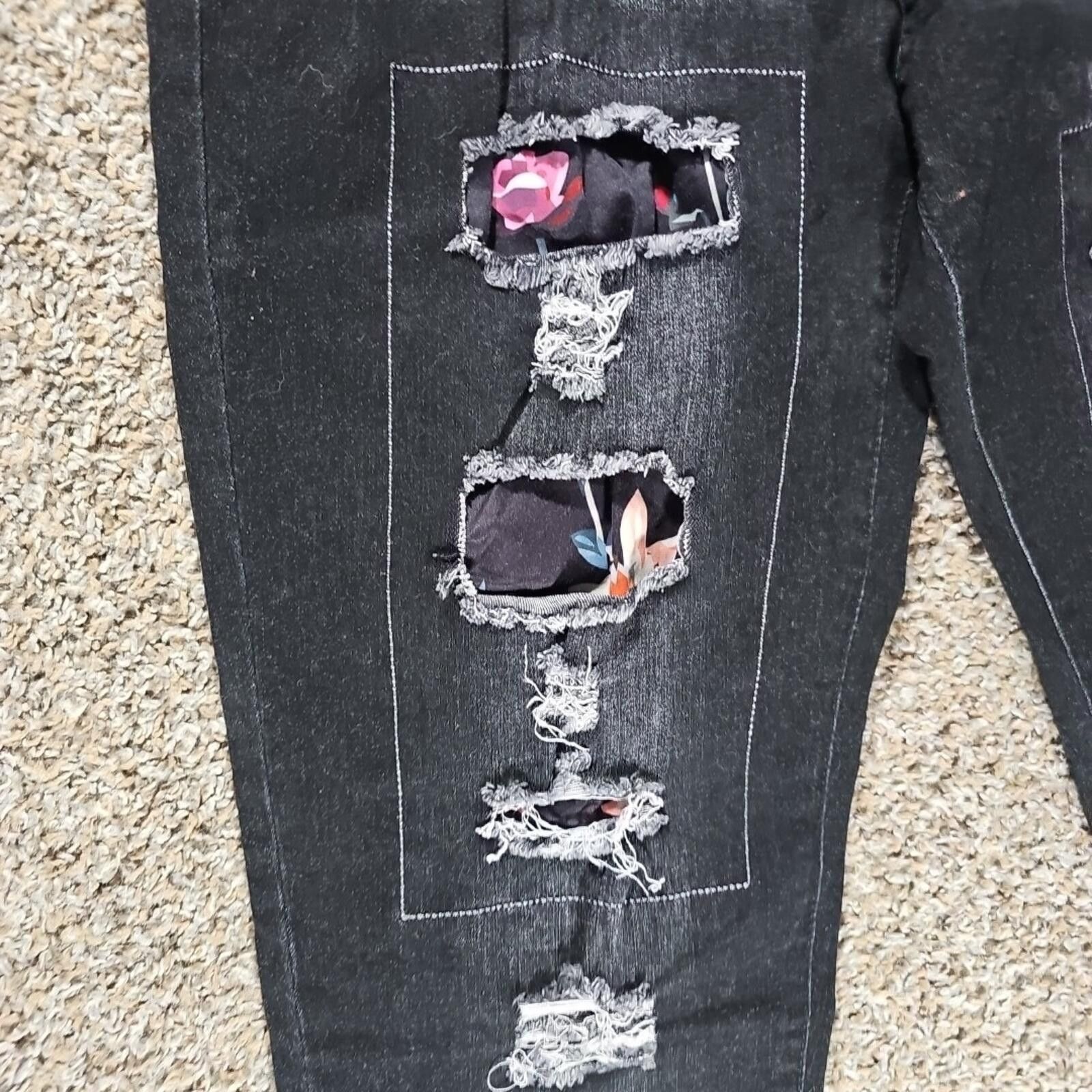 The Unbranded Brand Black Destroyed Floral Jeans SEE MEASUREMENTS Size 30" / US 8 / IT 44 - 4 Thumbnail