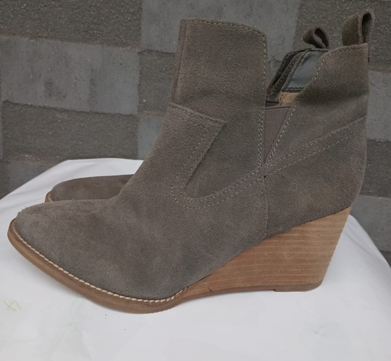 Blondo Blondo Size 8 Irving Waterproof Suede Leather Wedge Size US 8 / IT 38 - 4 Thumbnail