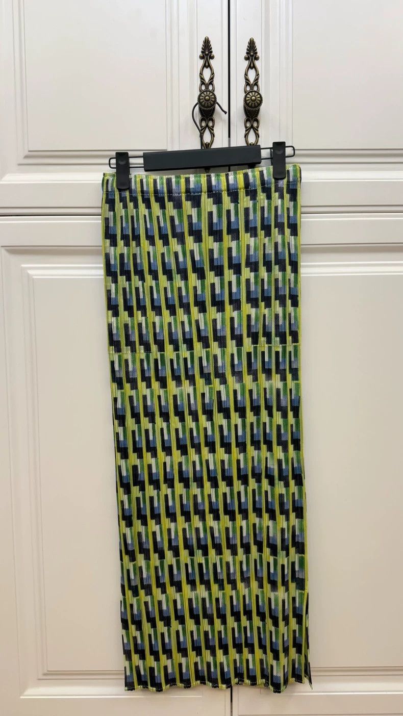 Issey Miyake Issey Miyake size:5 Black and green two-tone skirt Size 31" - 1 Thumbnail