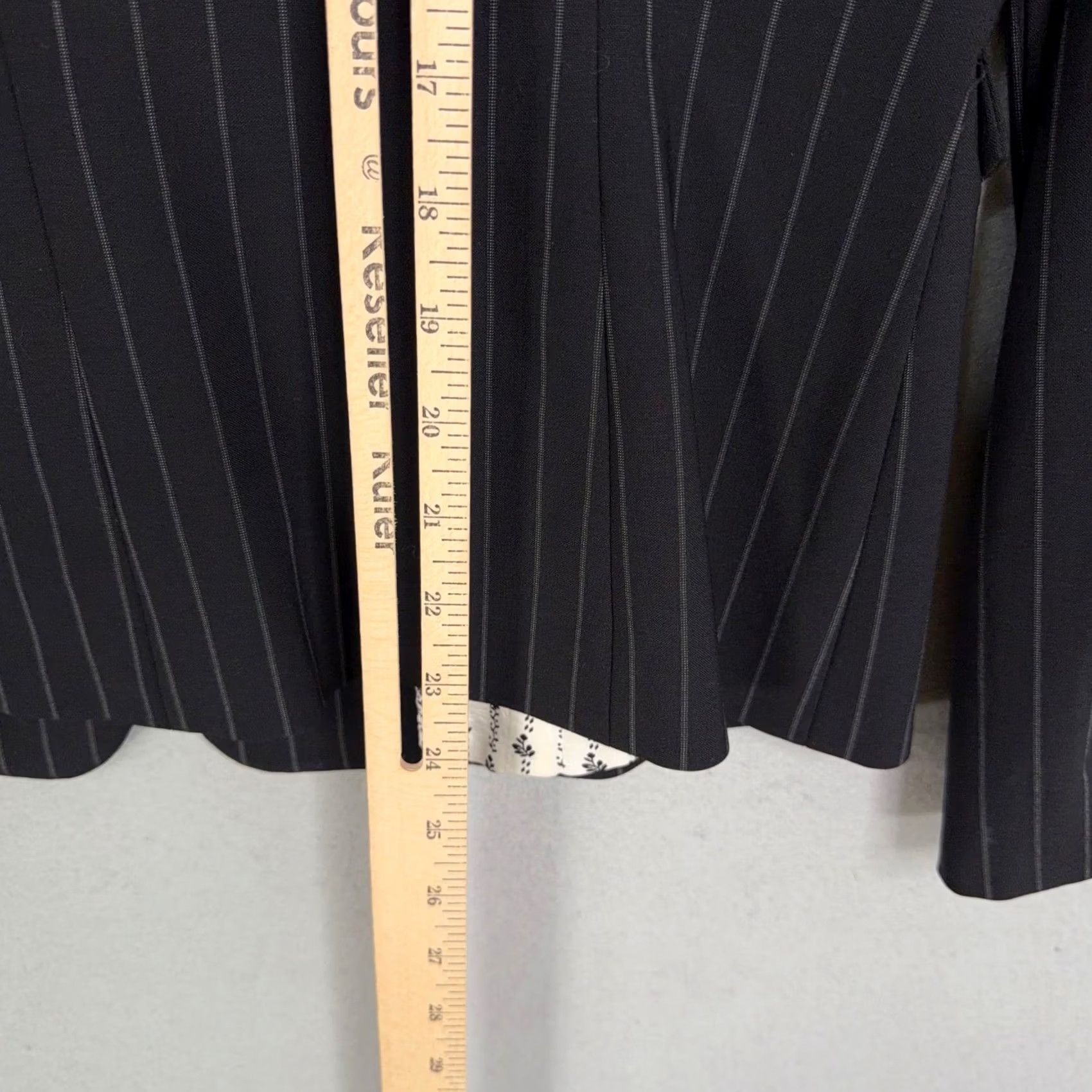 Vintage Tahari Blazer Womens 10 Black Pinstripe Wool Silk Professional Career Office Blazer Women Formal Workwear Mens? Size L / US 10 / IT 46 - 7 Thumbnail