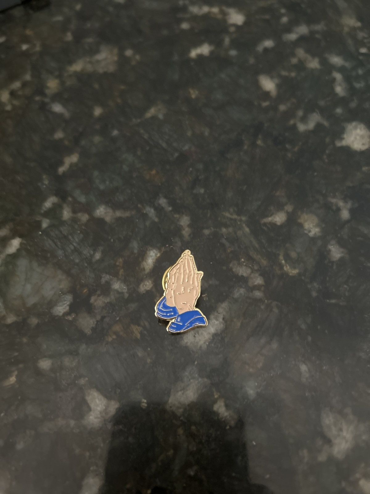 Supreme Supreme “Praying Hands” Pin Size ONE SIZE - 1 Thumbnail